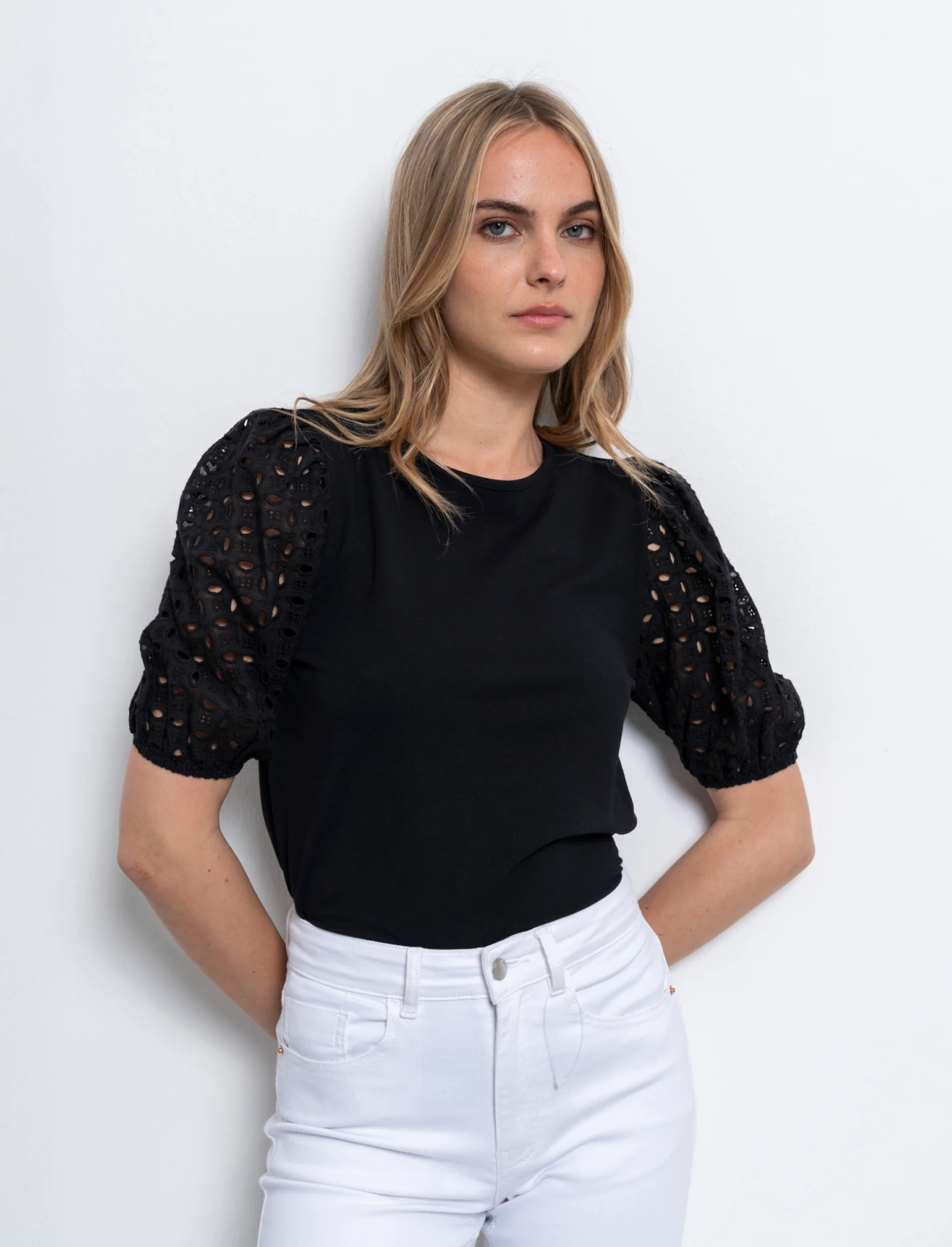 T-shirt con maniche in pizzo da donna - Nero - Image 2