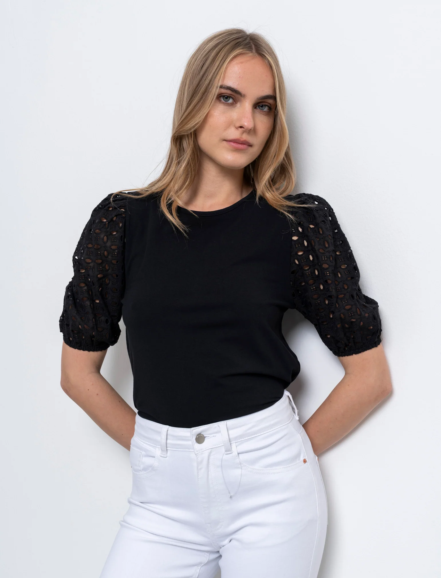 T-shirt con maniche in pizzo da donna - Nero - Image 3