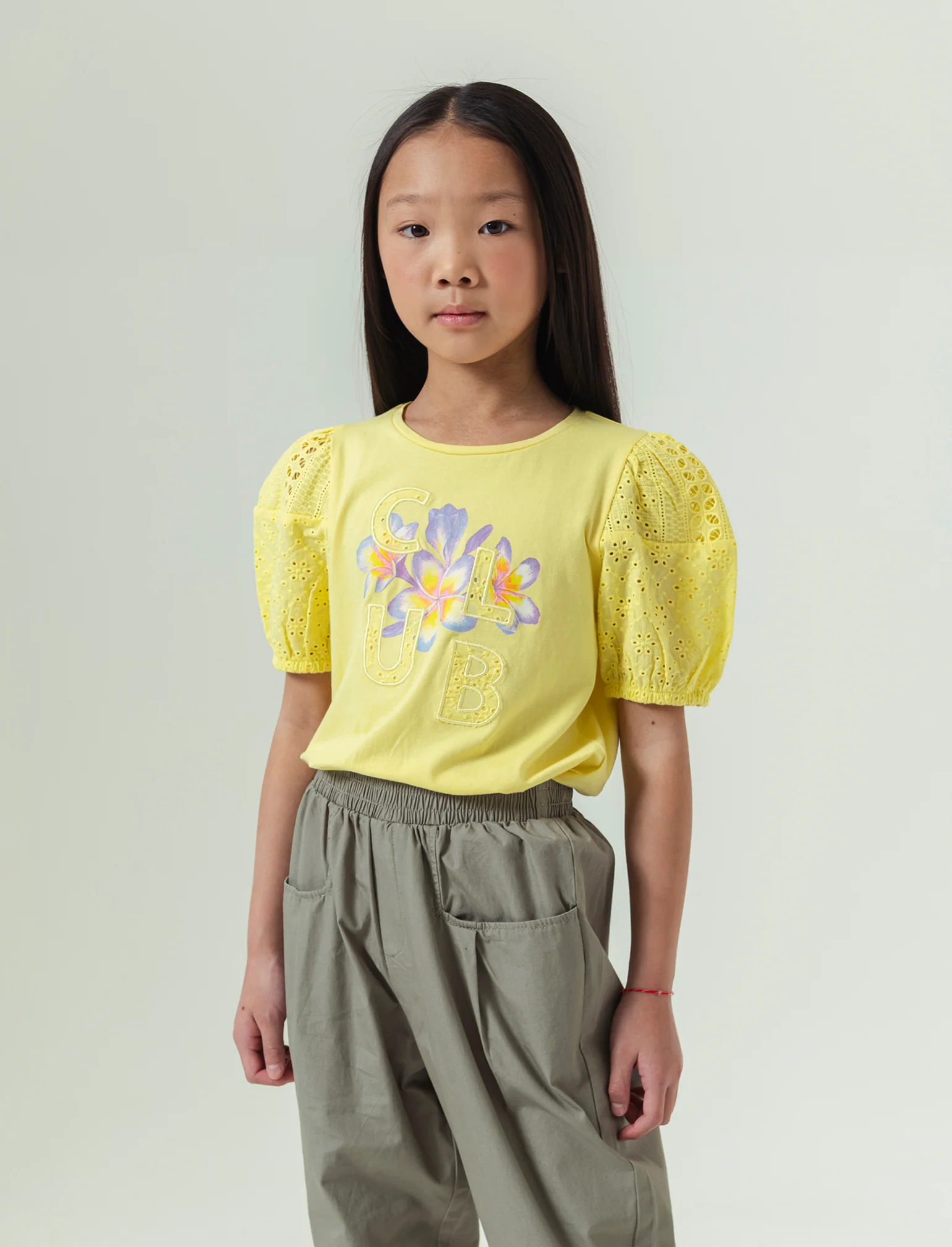 T-shirt con maniche in sangallo da bambina - Giallo