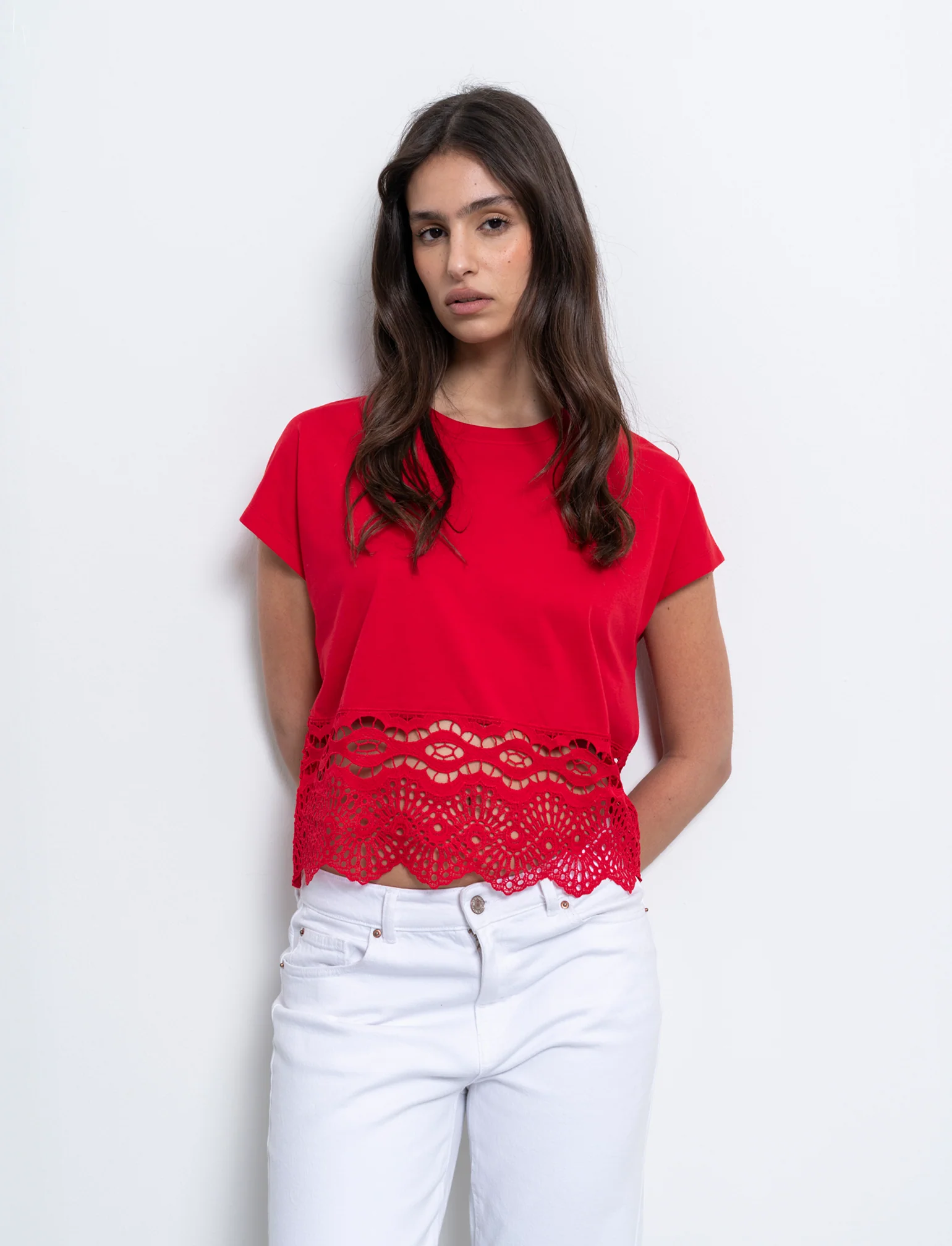 T-shirt con pizzo da donna - Rosso scarlatto - Image 3