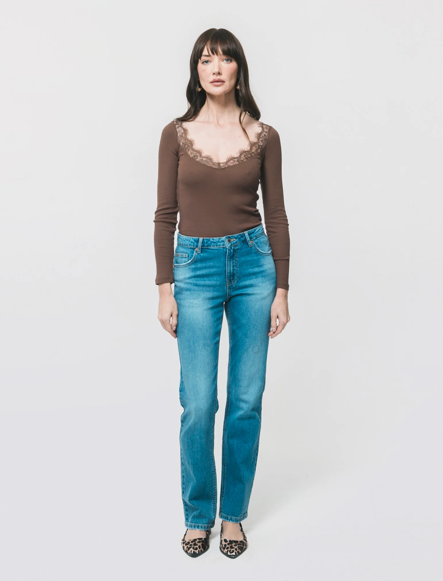 T-shirt con pizzo e scollo a V lungo - Marrone - Image 4