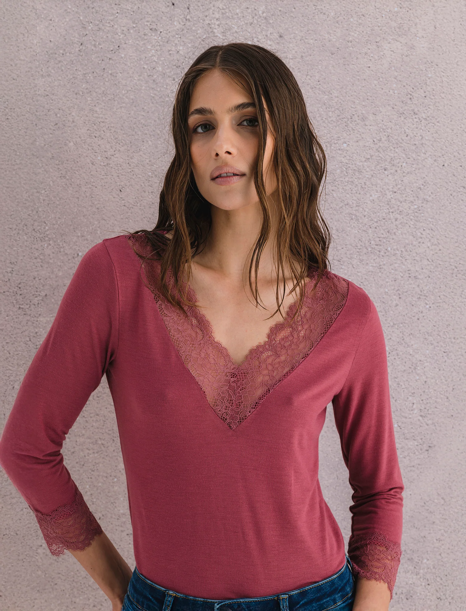 T-SHIRT CON PIZZO - Rosso mattone - Image 3