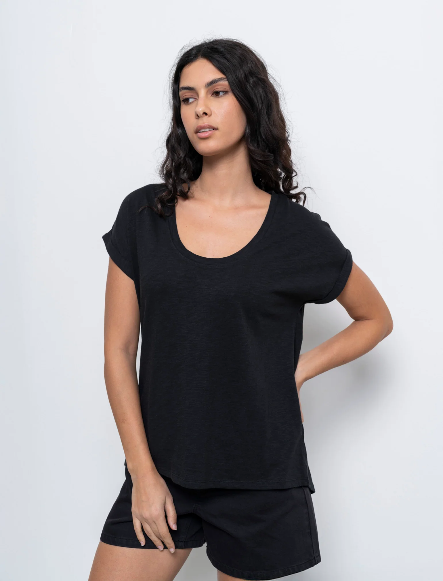 T-shirt con risvolto sulle maniche da donna - Nero - Image 3