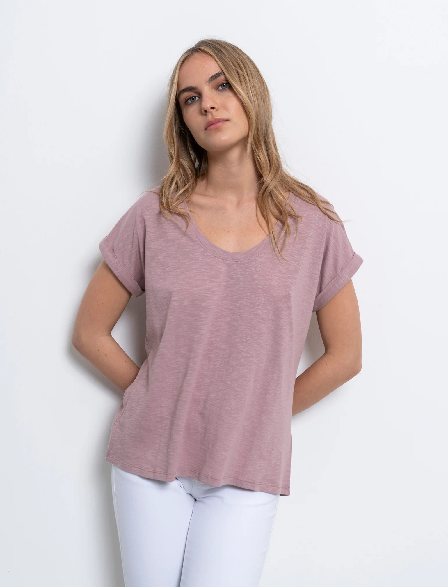 T-shirt con risvolto sulle maniche da donna - Rosa antico