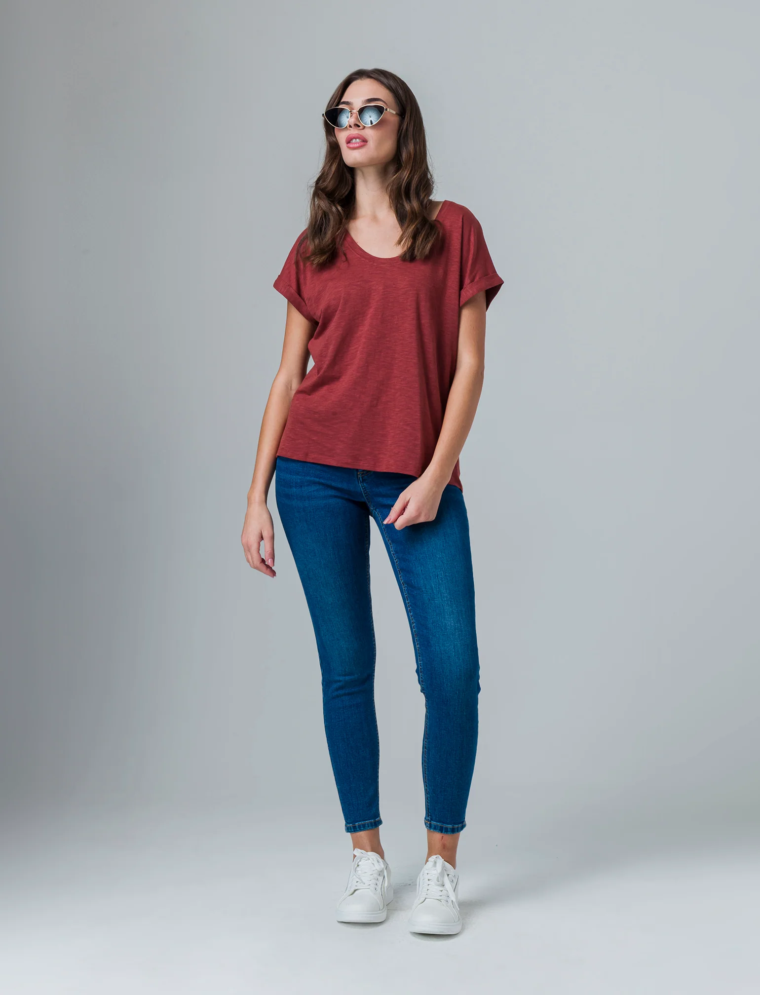 T-shirt con risvolto sulle maniche da donna - Rosso mattone - Image 2
