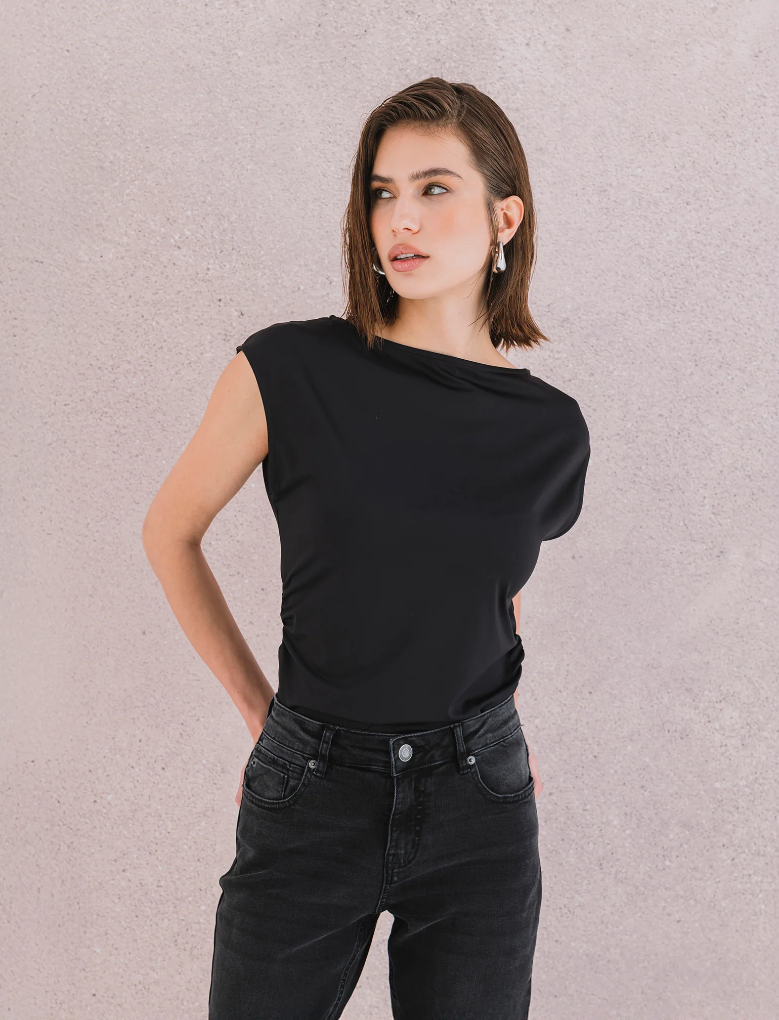 T-SHIRT CON SCOLLO A BARCA - Nero - Image 3