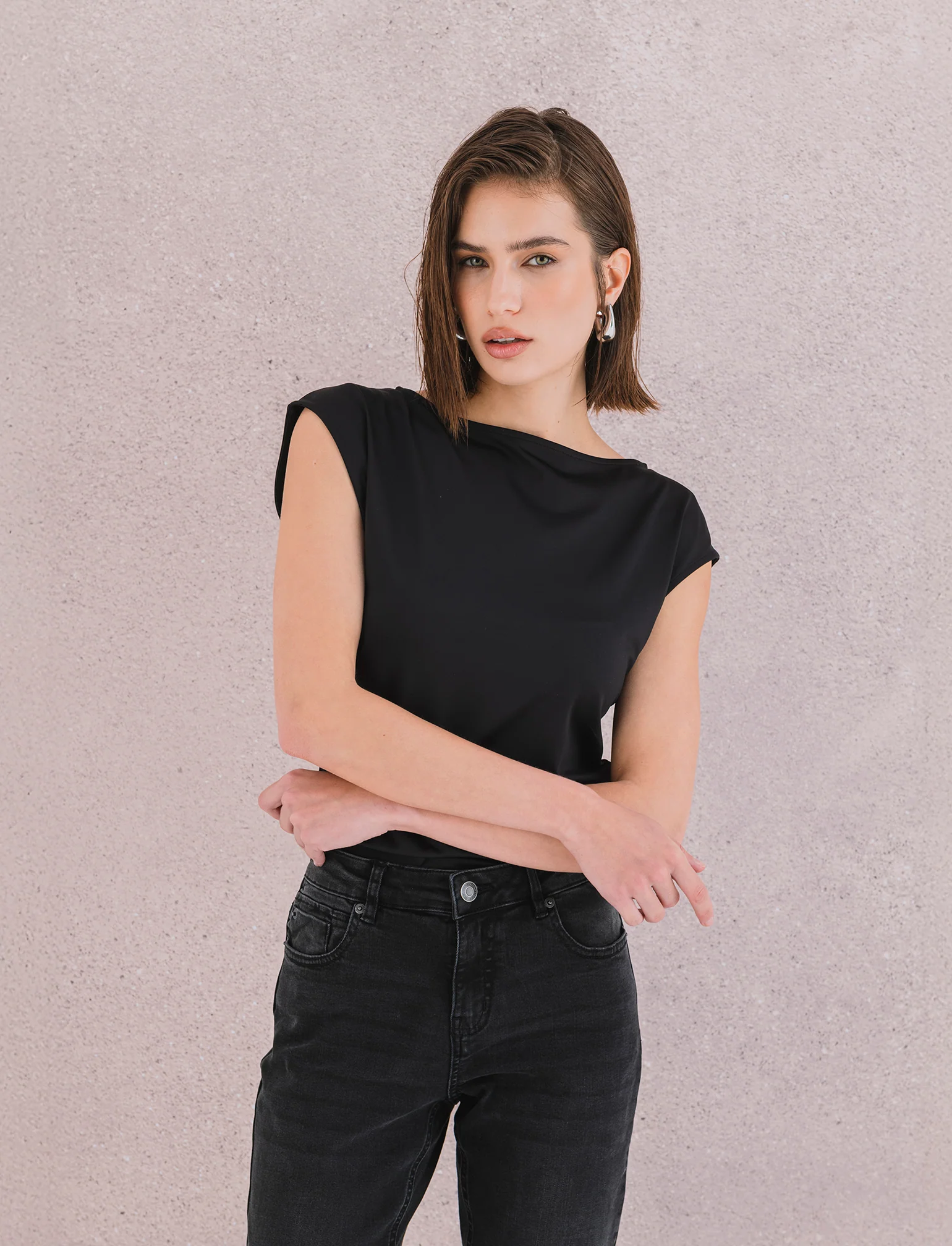 T-SHIRT CON SCOLLO A BARCA - Nero - Image 4