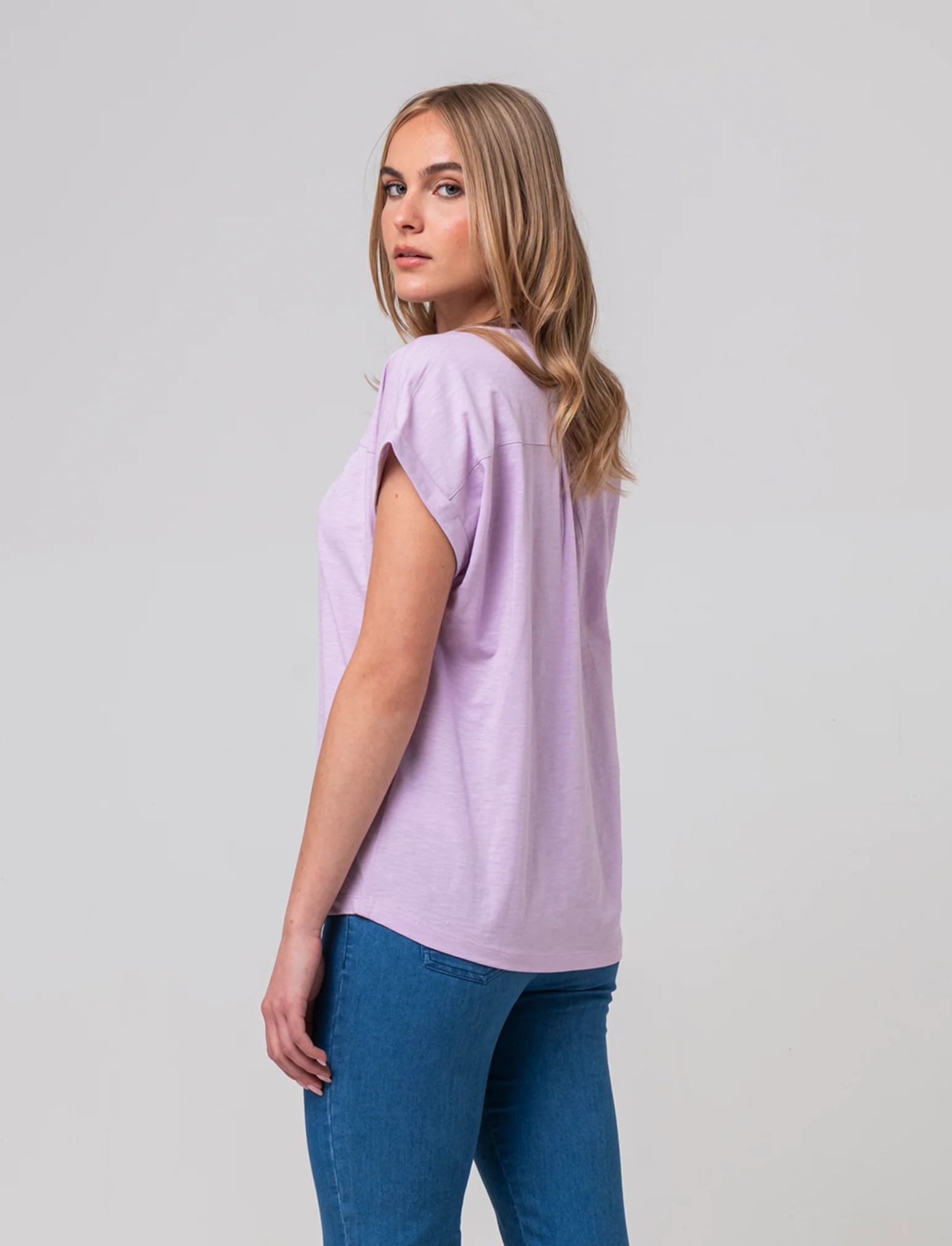 T-shirt con scollo a v da donna - Viola glicine - Image 2