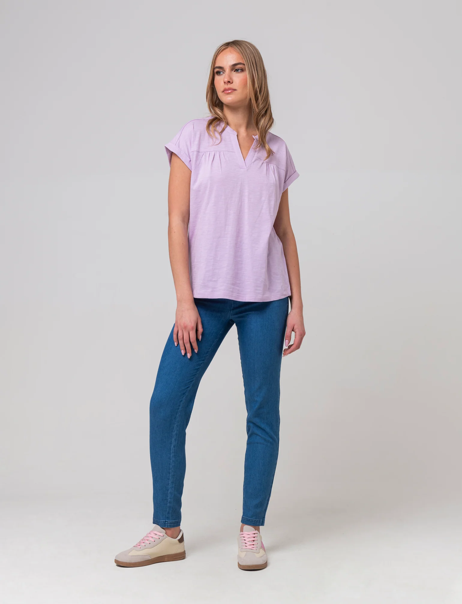 T-shirt con scollo a v da donna - Viola glicine - Image 3