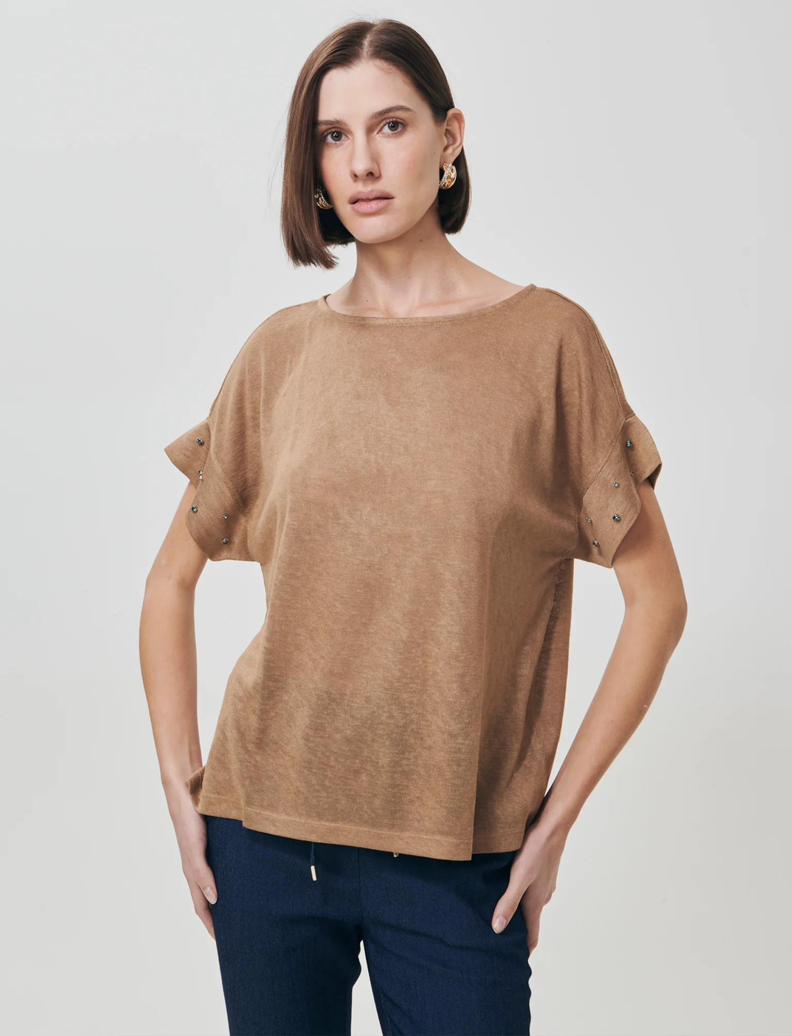 T-Shirt con Strass e Scollo a Barca - Cammello