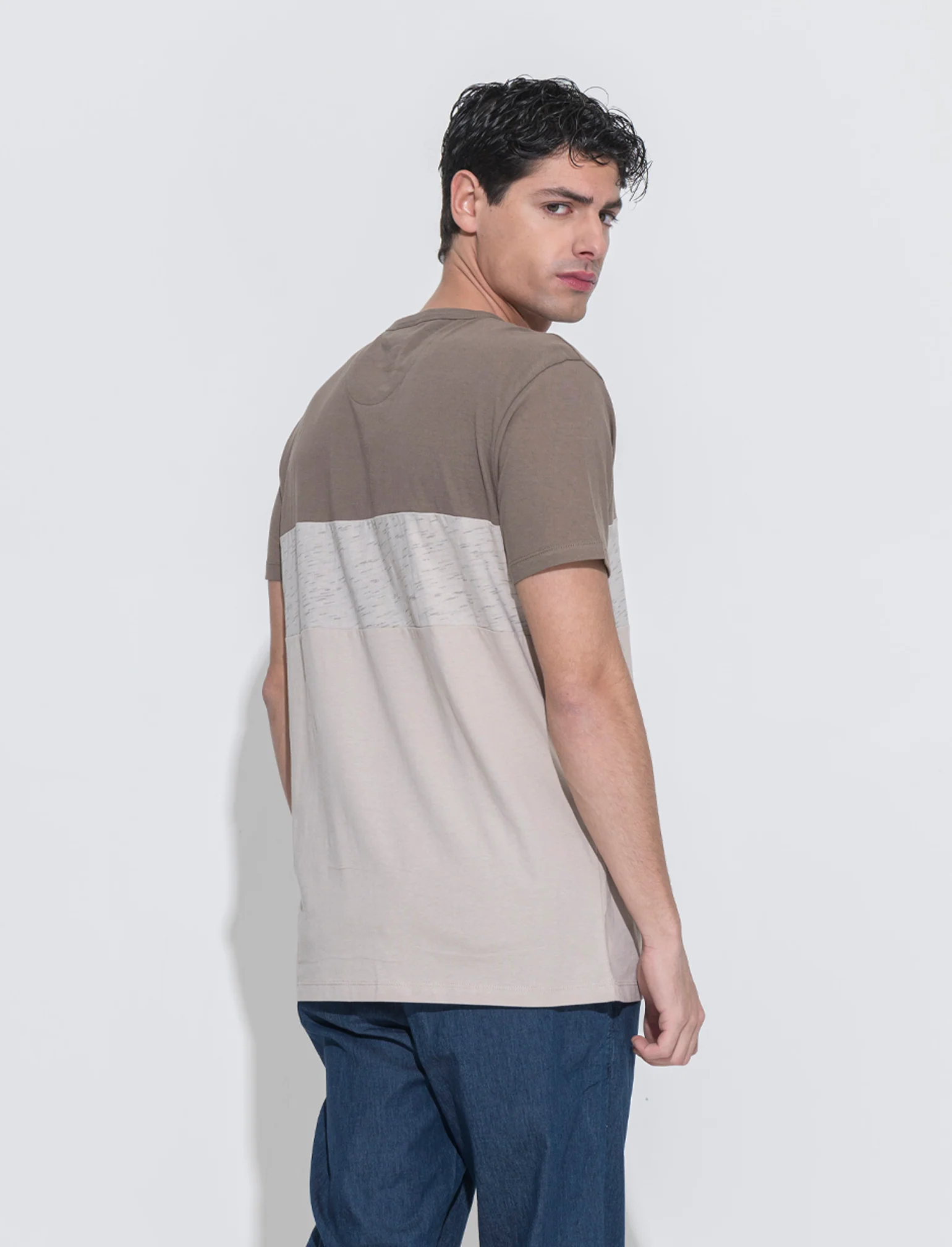 T-shirt con taschino da uomo - Grigio fango