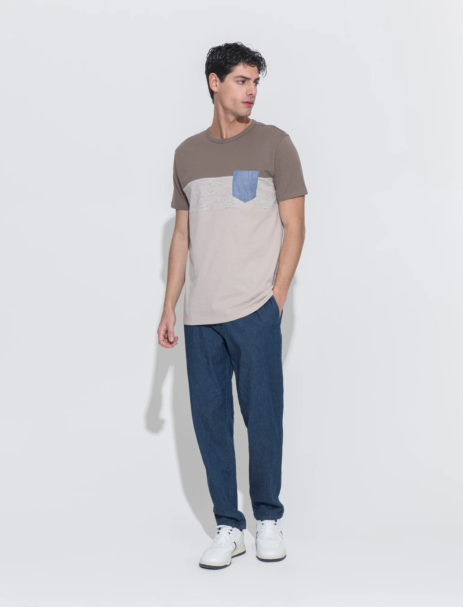 T-shirt con taschino da uomo - Grigio fango - Image 2