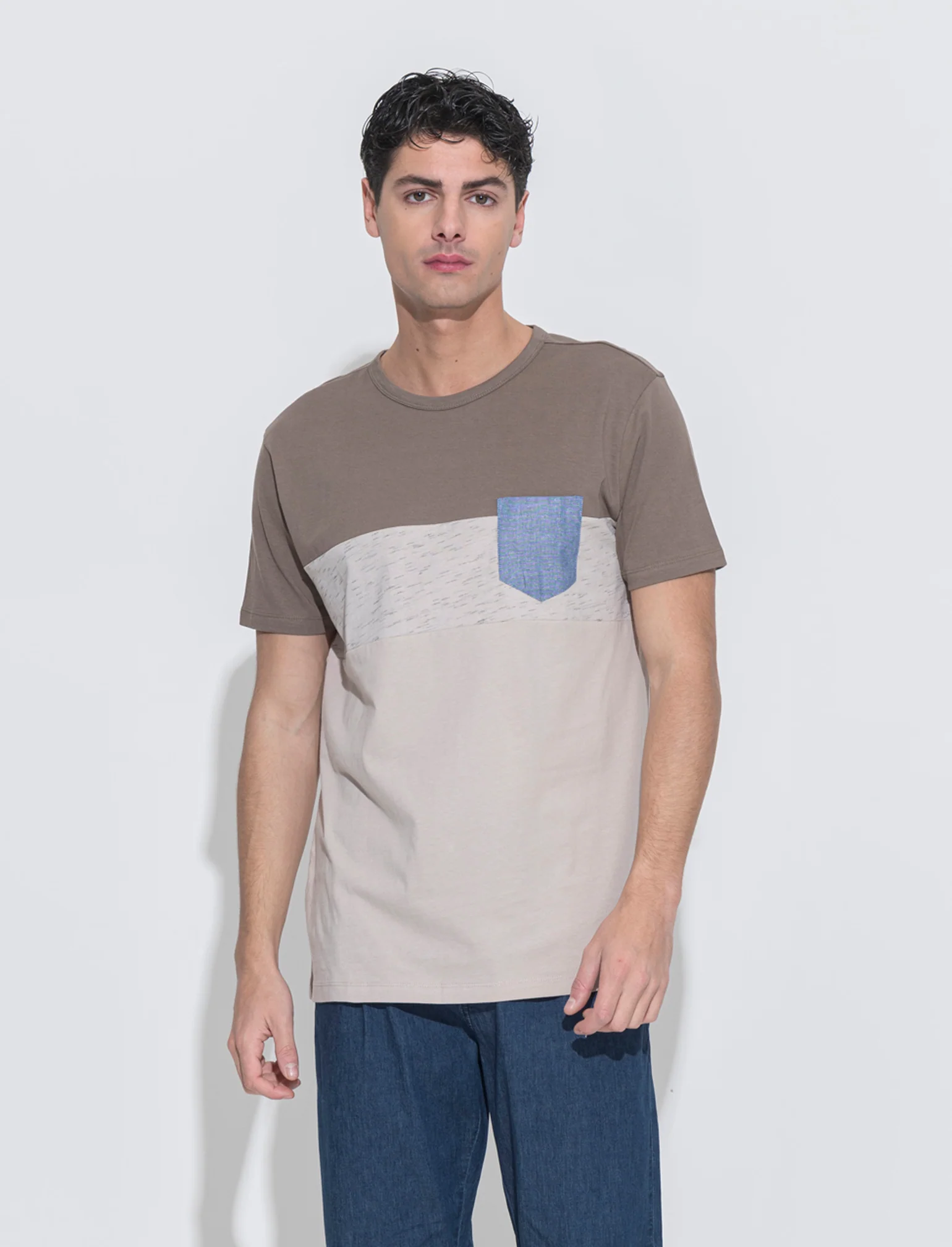 T-shirt con taschino da uomo - Grigio fango - Image 3