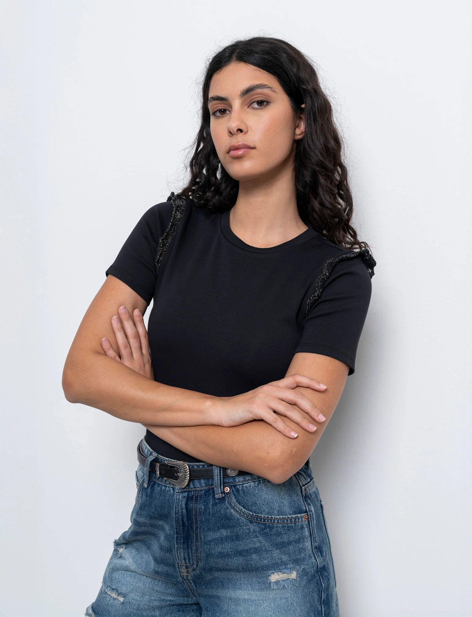 T-shirt con volant da donna - Nero