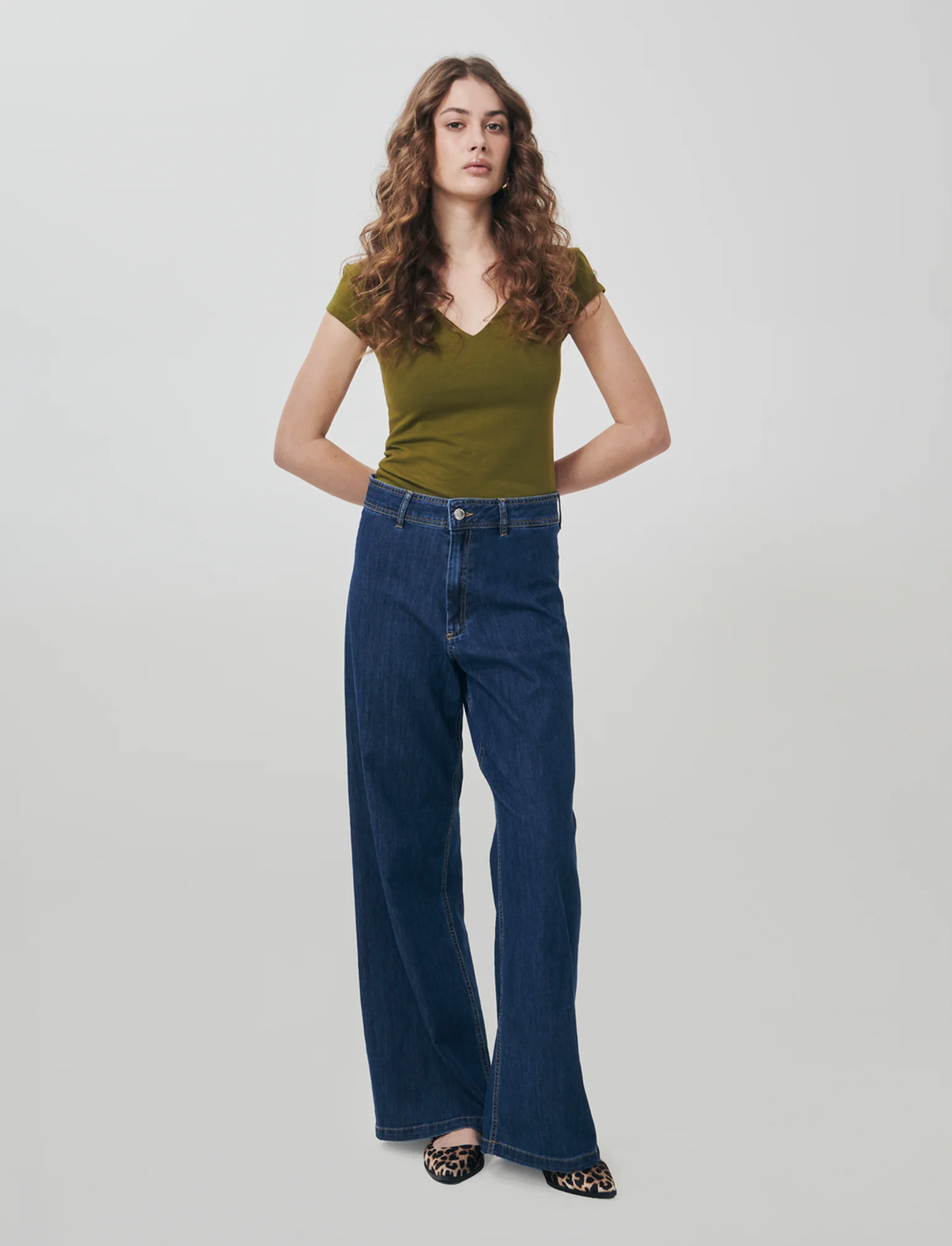 T-Shirt Cotone Scollo a V - Verde abete - Image 4