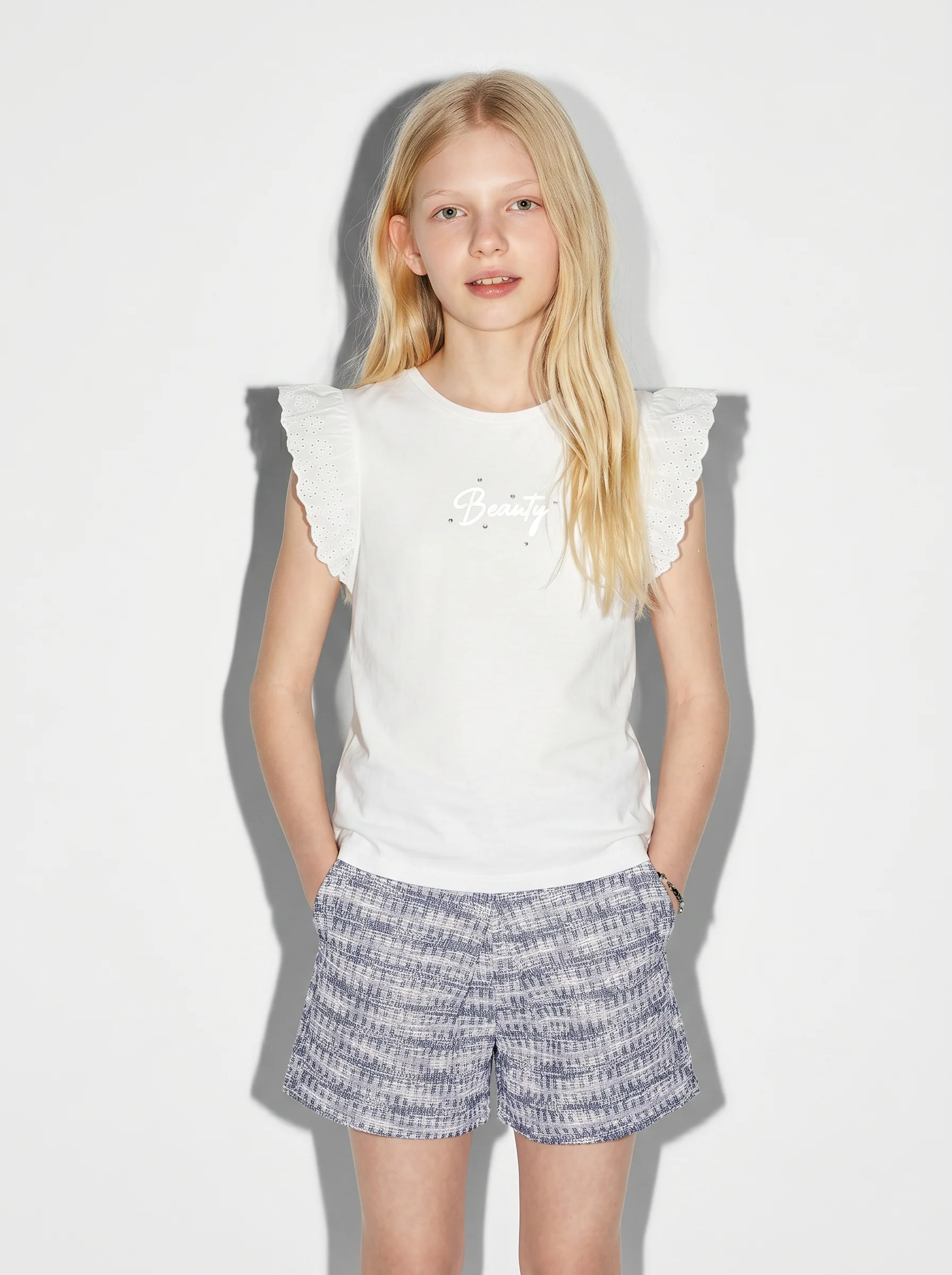 T-shirt estiva bambina con volant e strass - Bianco - Image 4