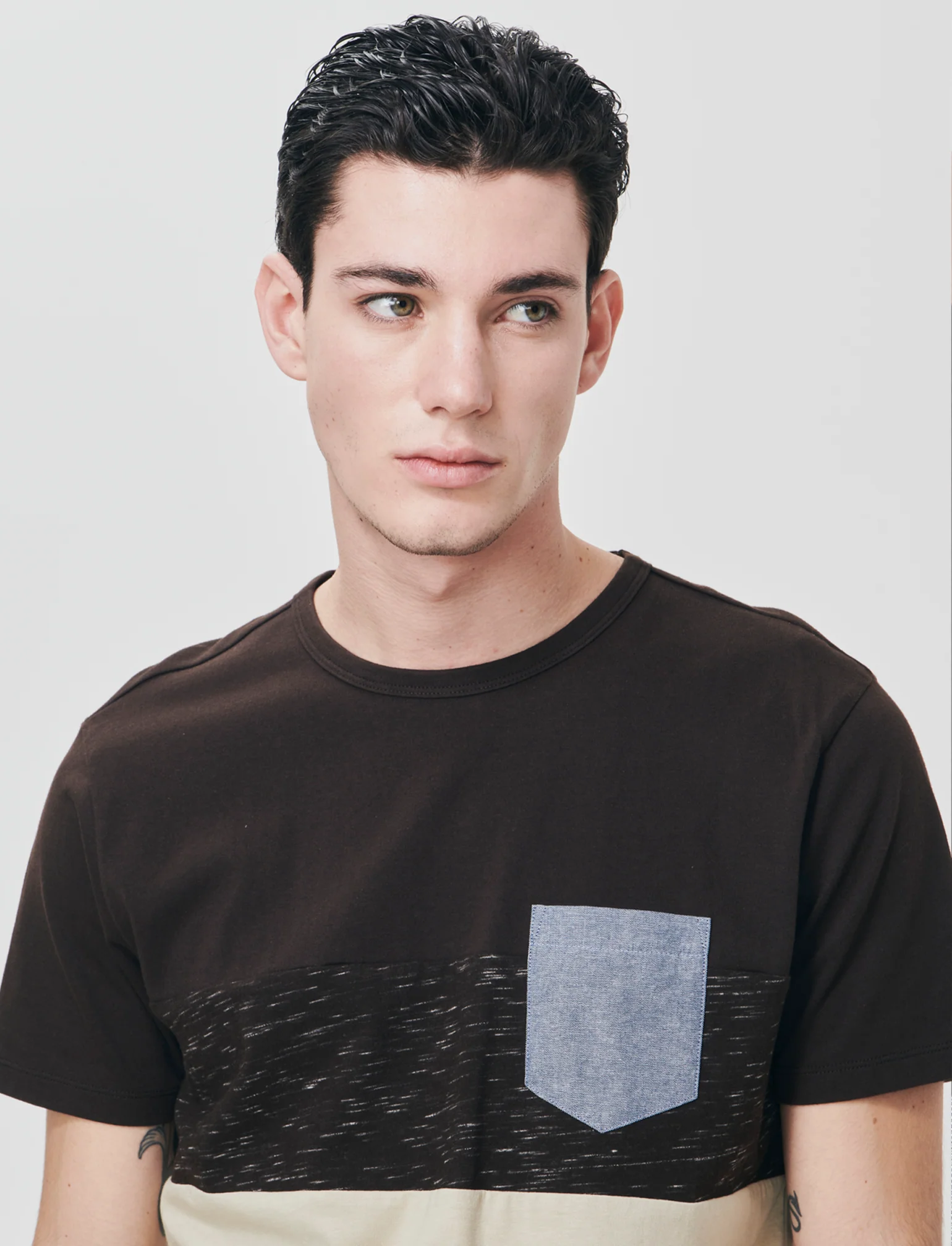 T-shirt girocollo con taschino denim - Moro - Image 4
