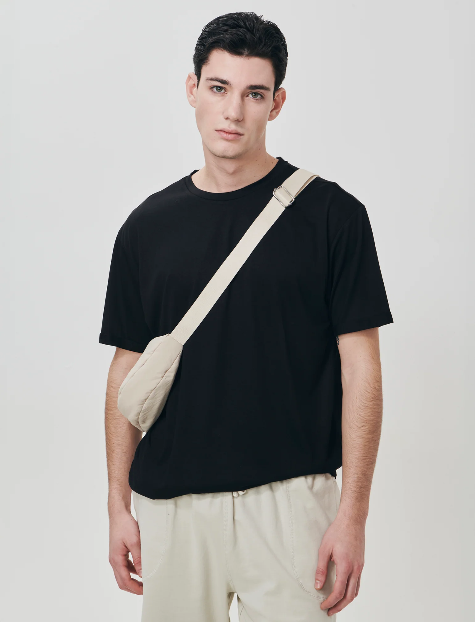 T-shirt girocollo loose fit con fondo stondato - Nero - Image 3