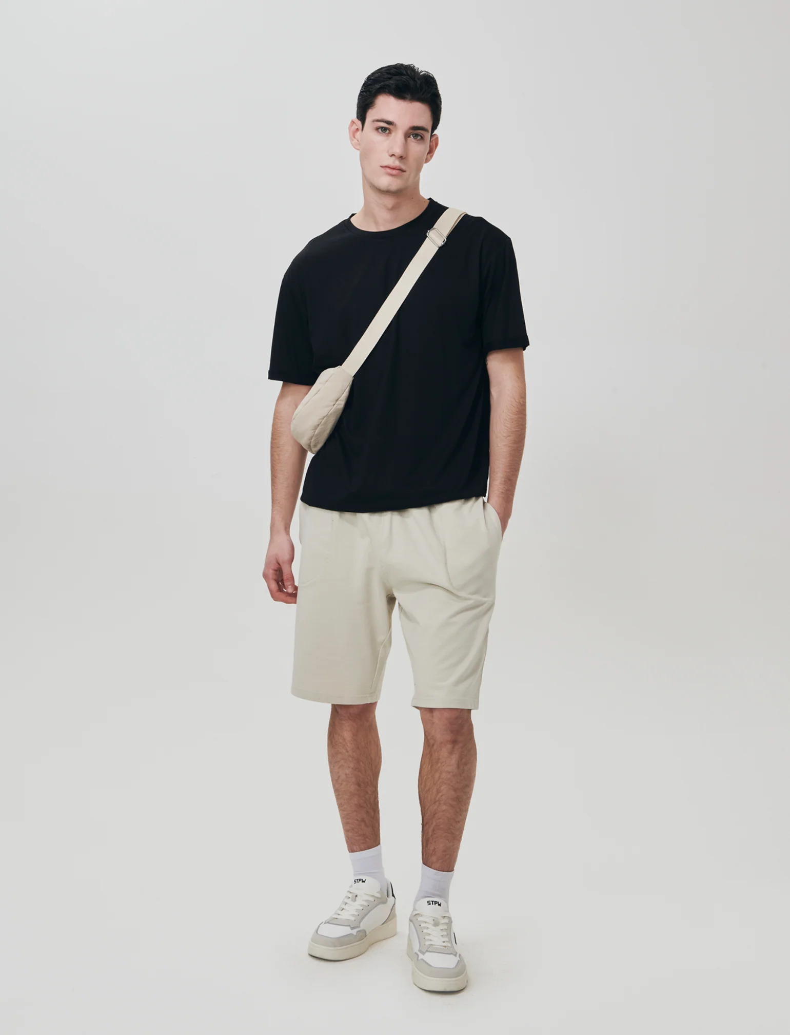 T-shirt girocollo loose fit con fondo stondato - Nero - Image 4