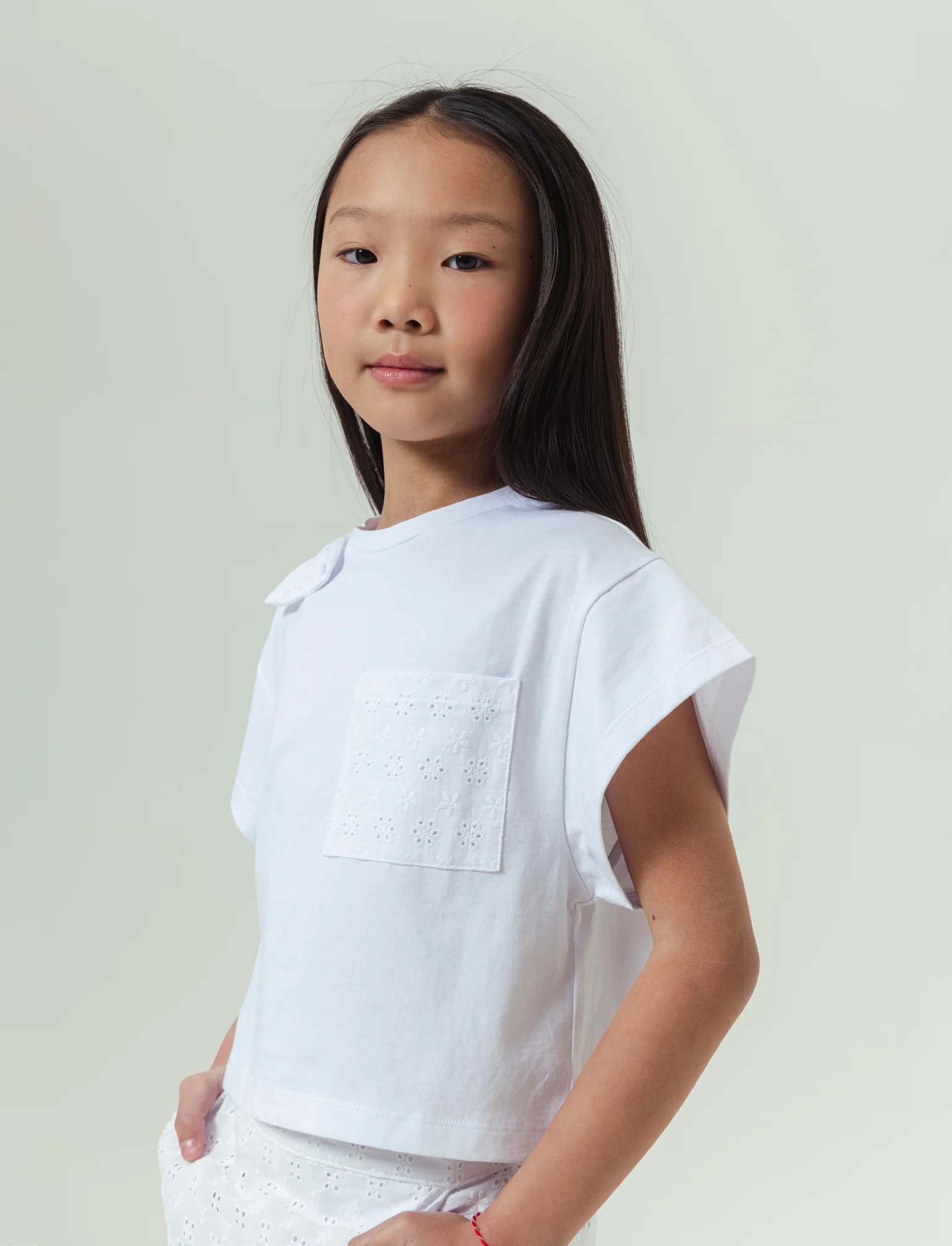 T-shirt in cotone con dettagli in sangallo da bambina - Bianco