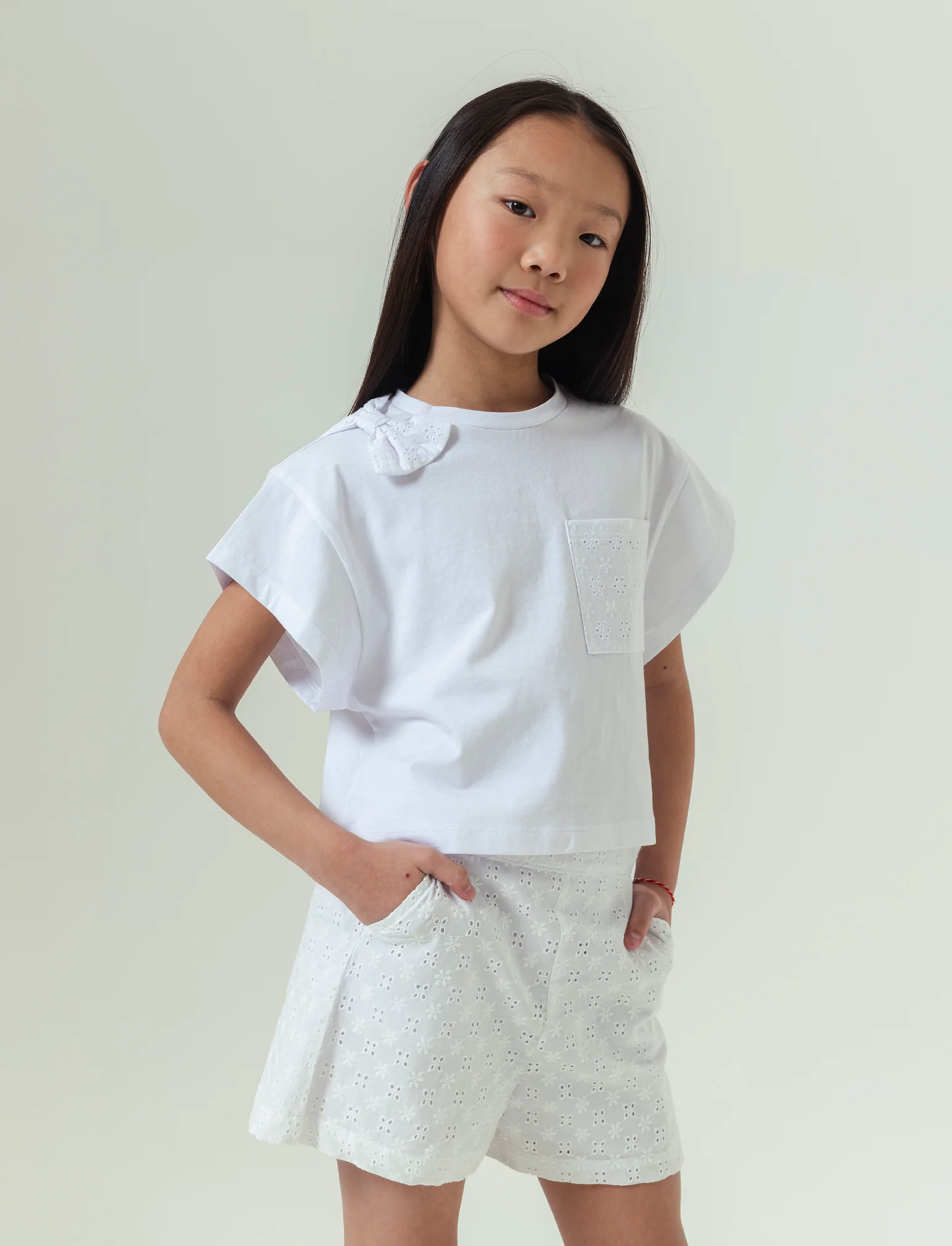 T-shirt in cotone con dettagli in sangallo da bambina - Bianco - Image 3