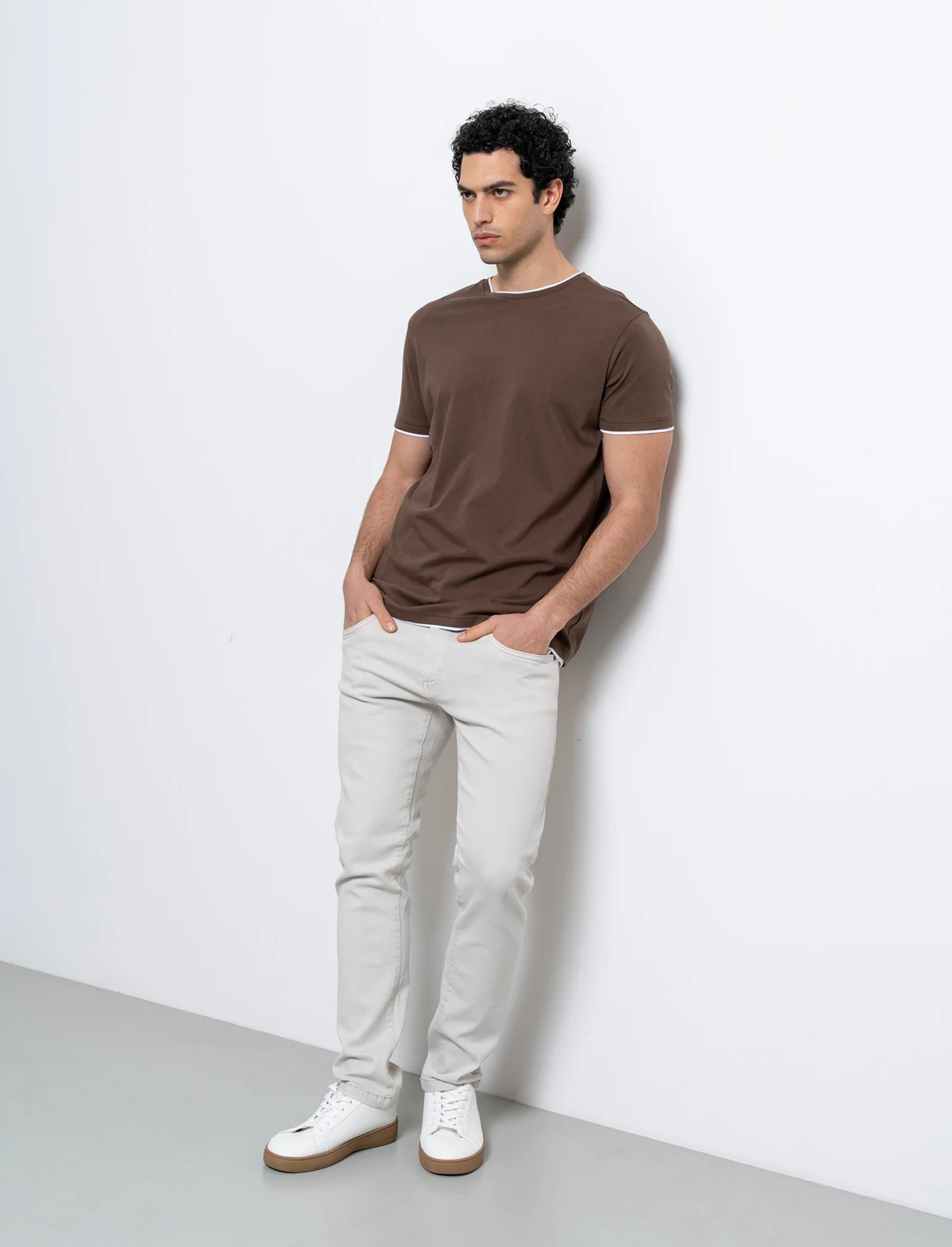 T-shirt in cotone con orli a contrasto da uomo - Moro - Image 2