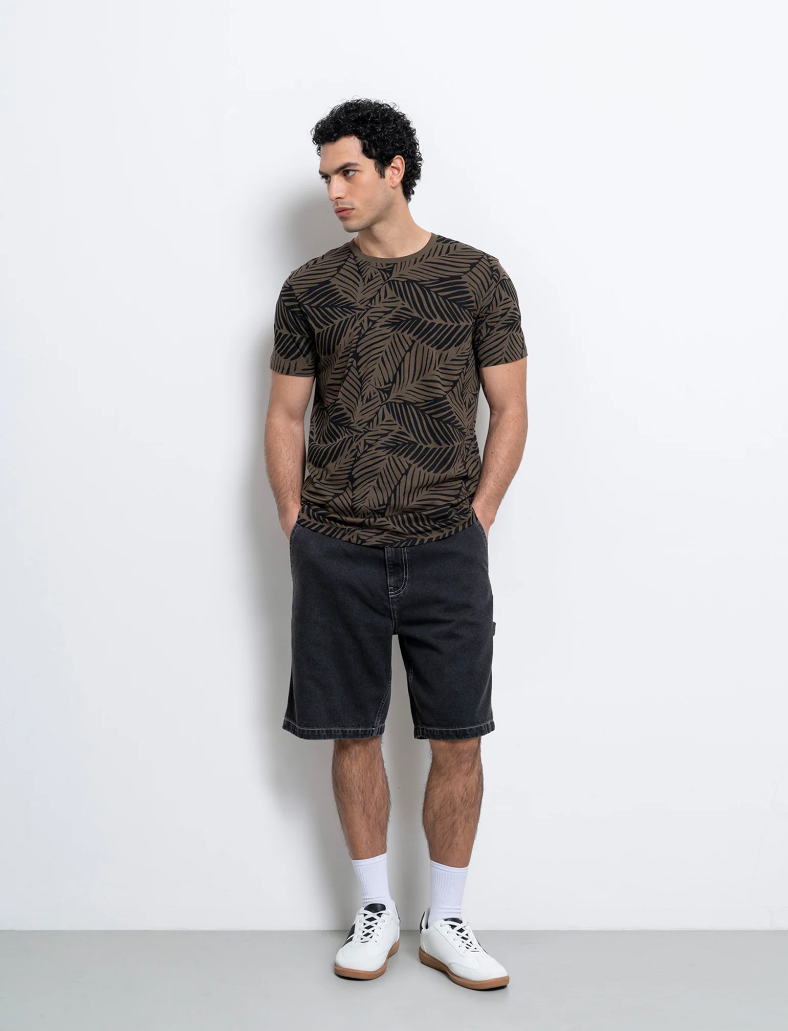 T-shirt in cotone con stampa all over da uomo - Verde kaki