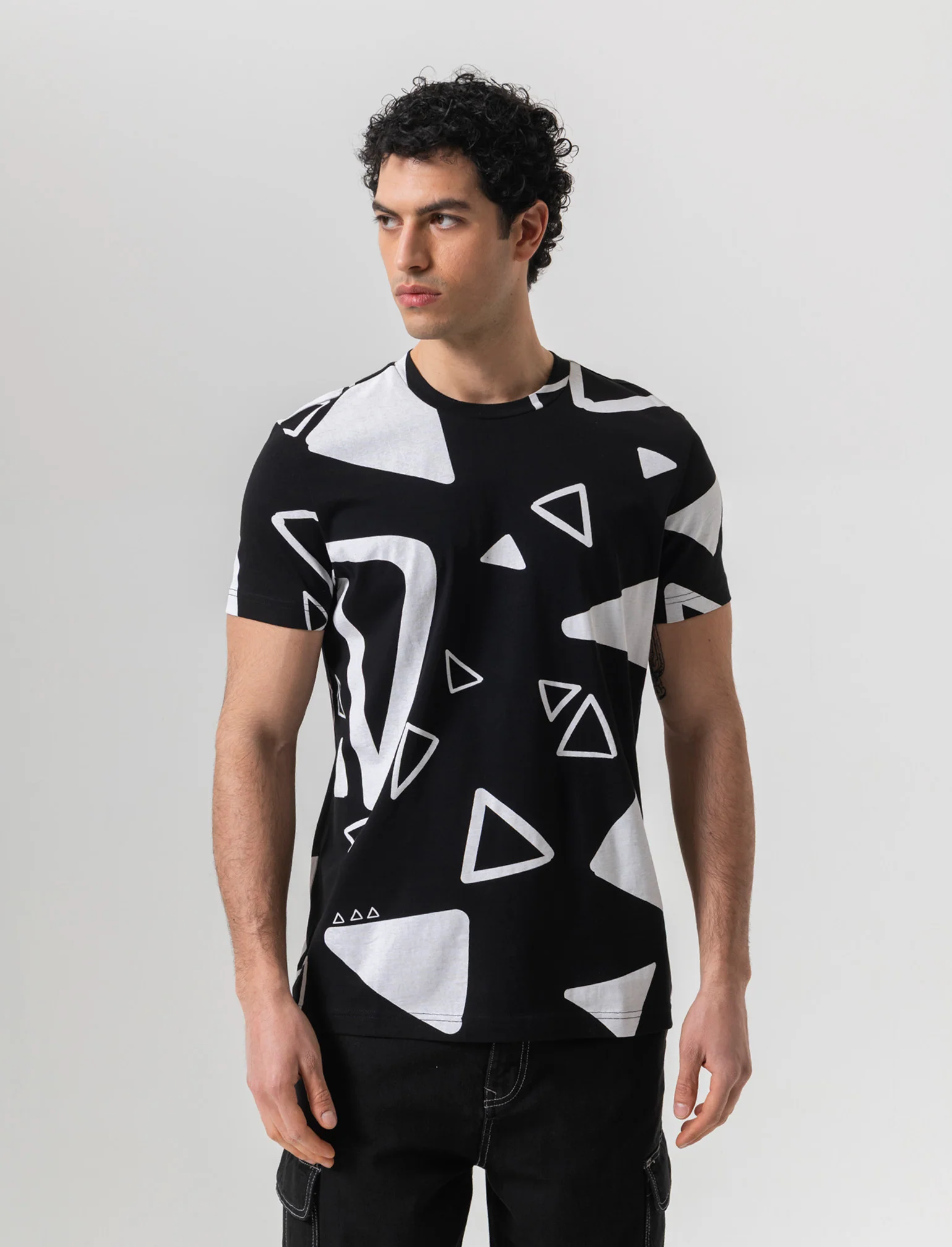 T-shirt in cotone con stampa astratta all over da uomo - Nero - Image 3