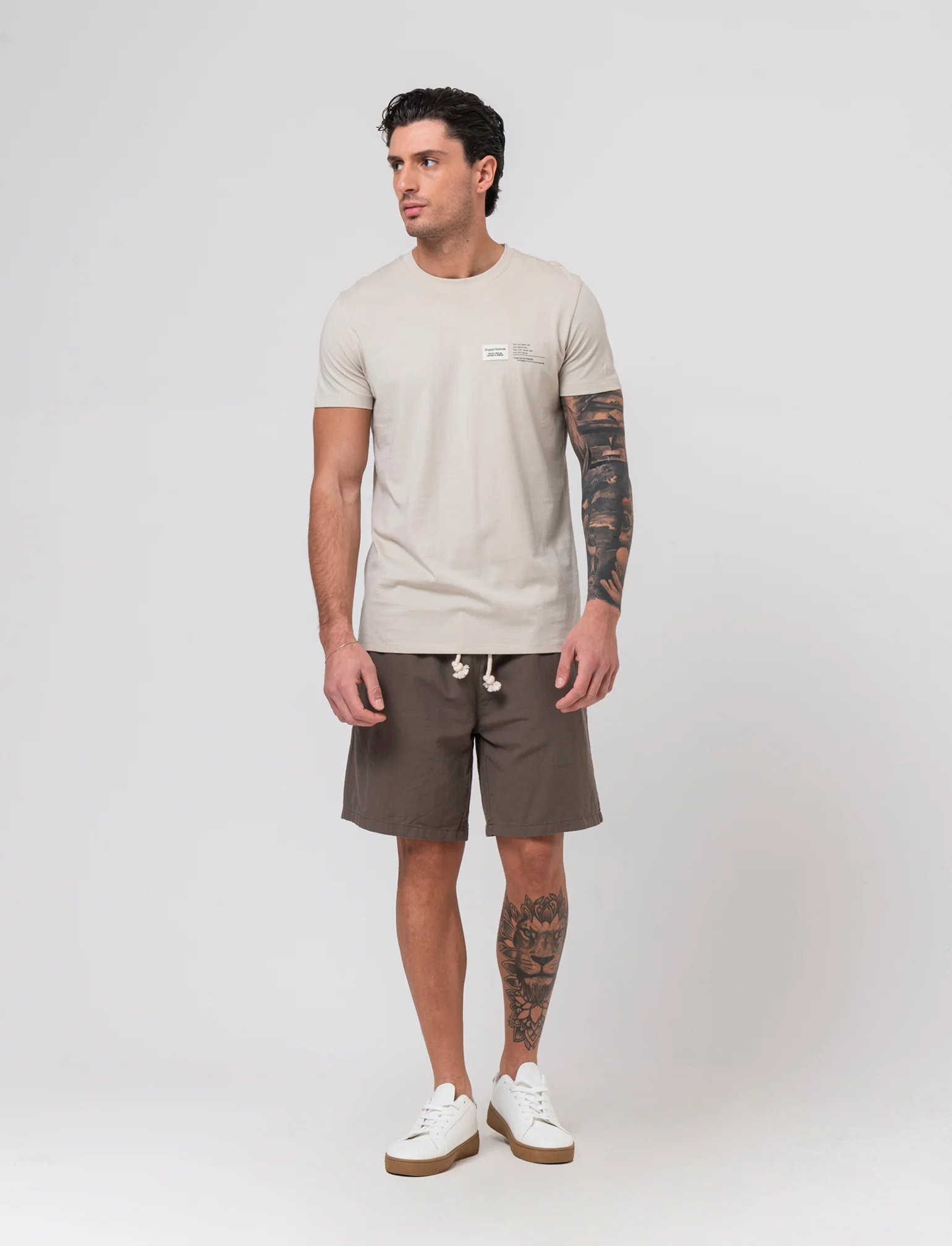T-shirt in cotone premium con patch e stampina da uomo - Grigio ghiaccio - Image 2