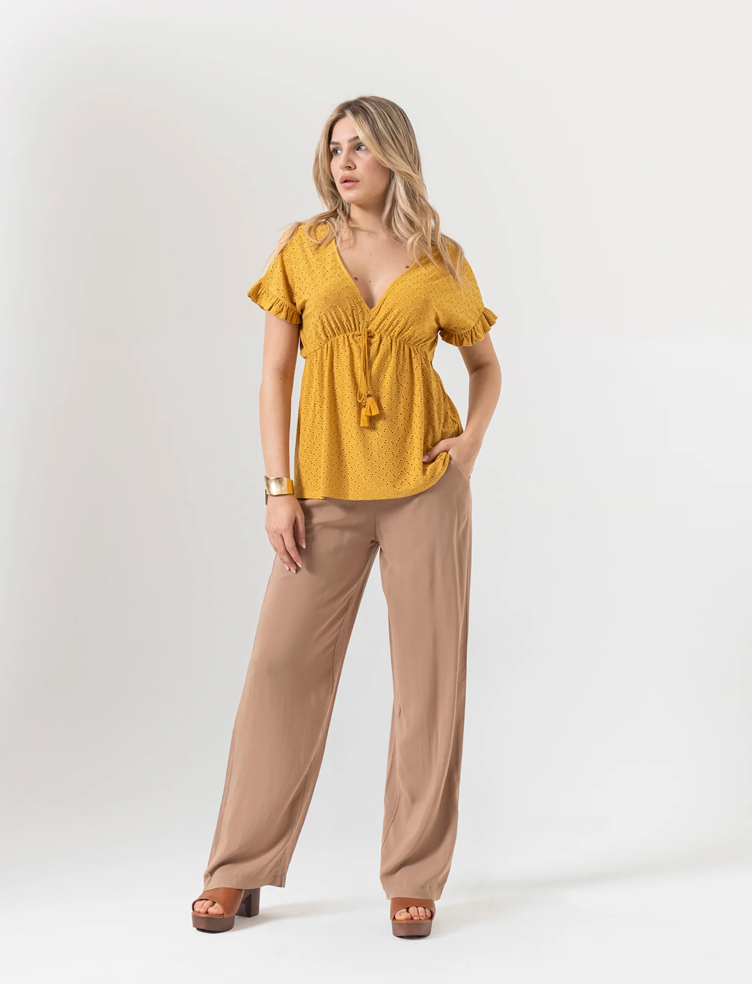 T-shirt in pizzo con elastico in vita da donna - Senape - Image 2