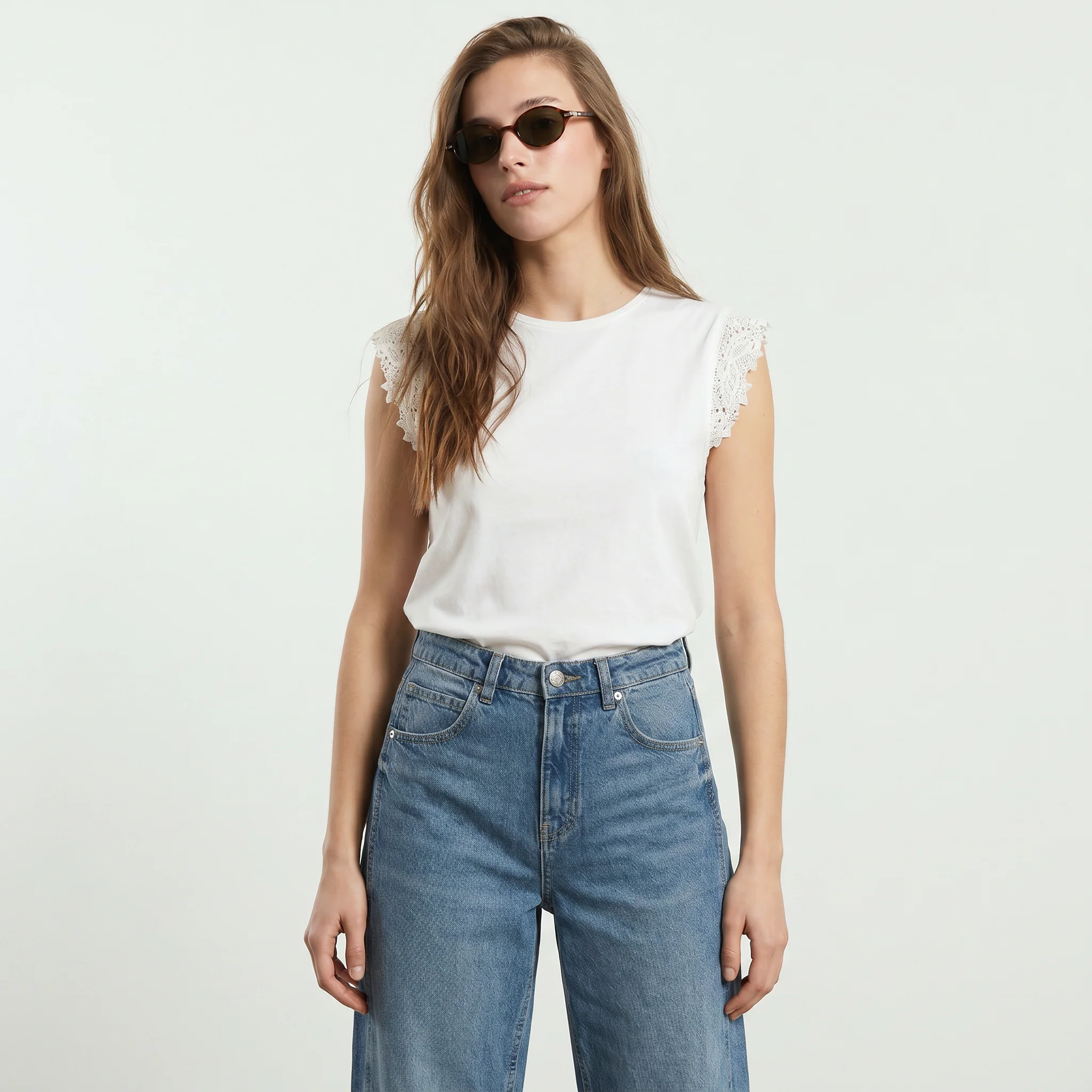 T-shirt in pizzo per donne eleganti - Bianco - Image 4