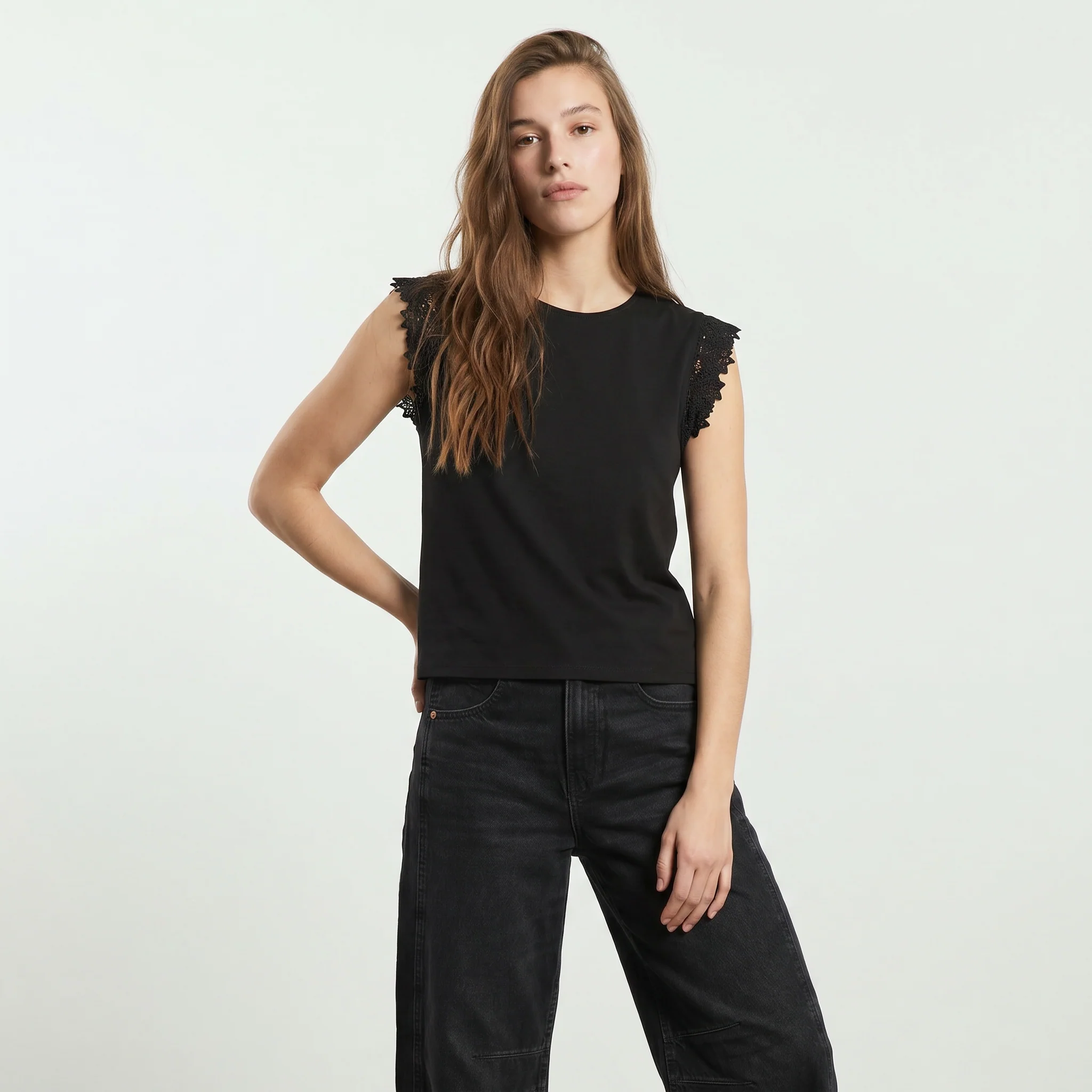 T-shirt in pizzo per donne eleganti - Nero