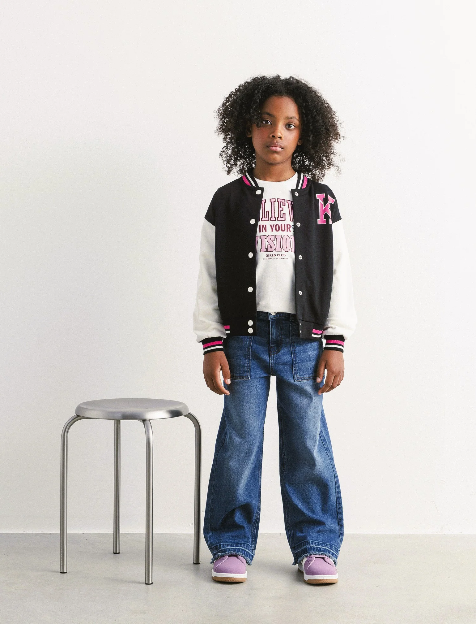 T-shirt manica lunga con stampa e ricamo stile college. - Bianco latte