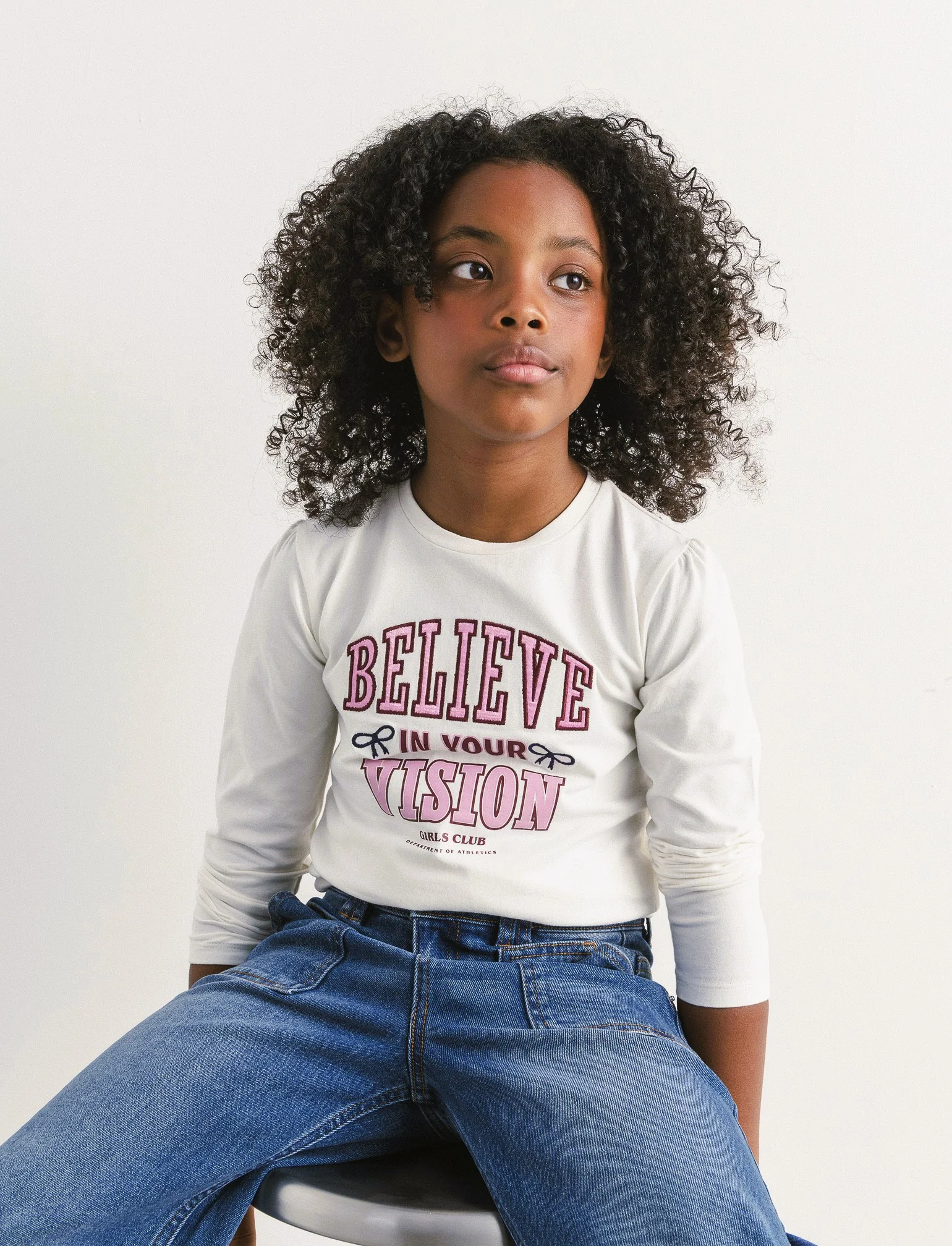 T-shirt manica lunga con stampa e ricamo stile college. - Bianco latte - Image 2