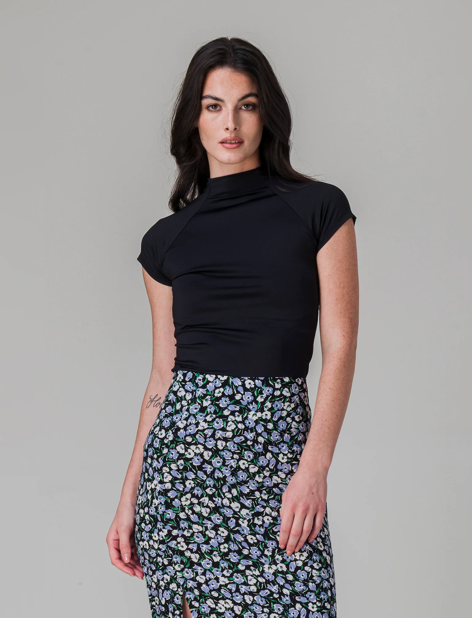 T-shirt mezzo collo da donna - Nero - Image 3