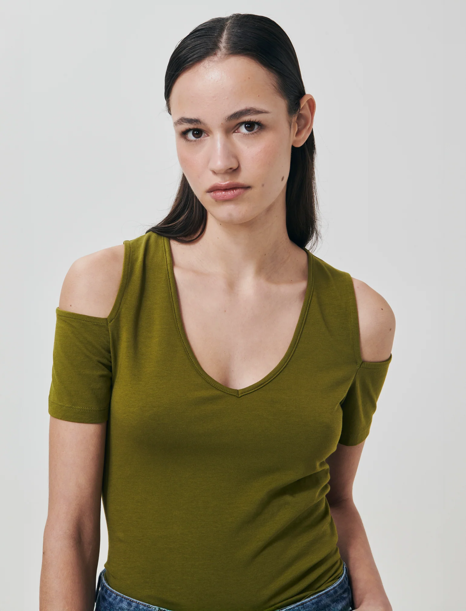 T-Shirt Scollo a V con Apertura - Verde abete - Image 3