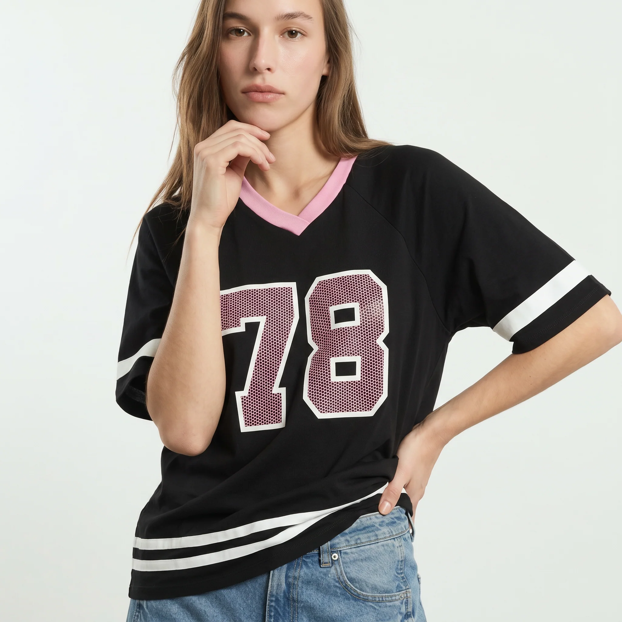 T-Shirt Scollo a V con Stampa - Nero - Image 3