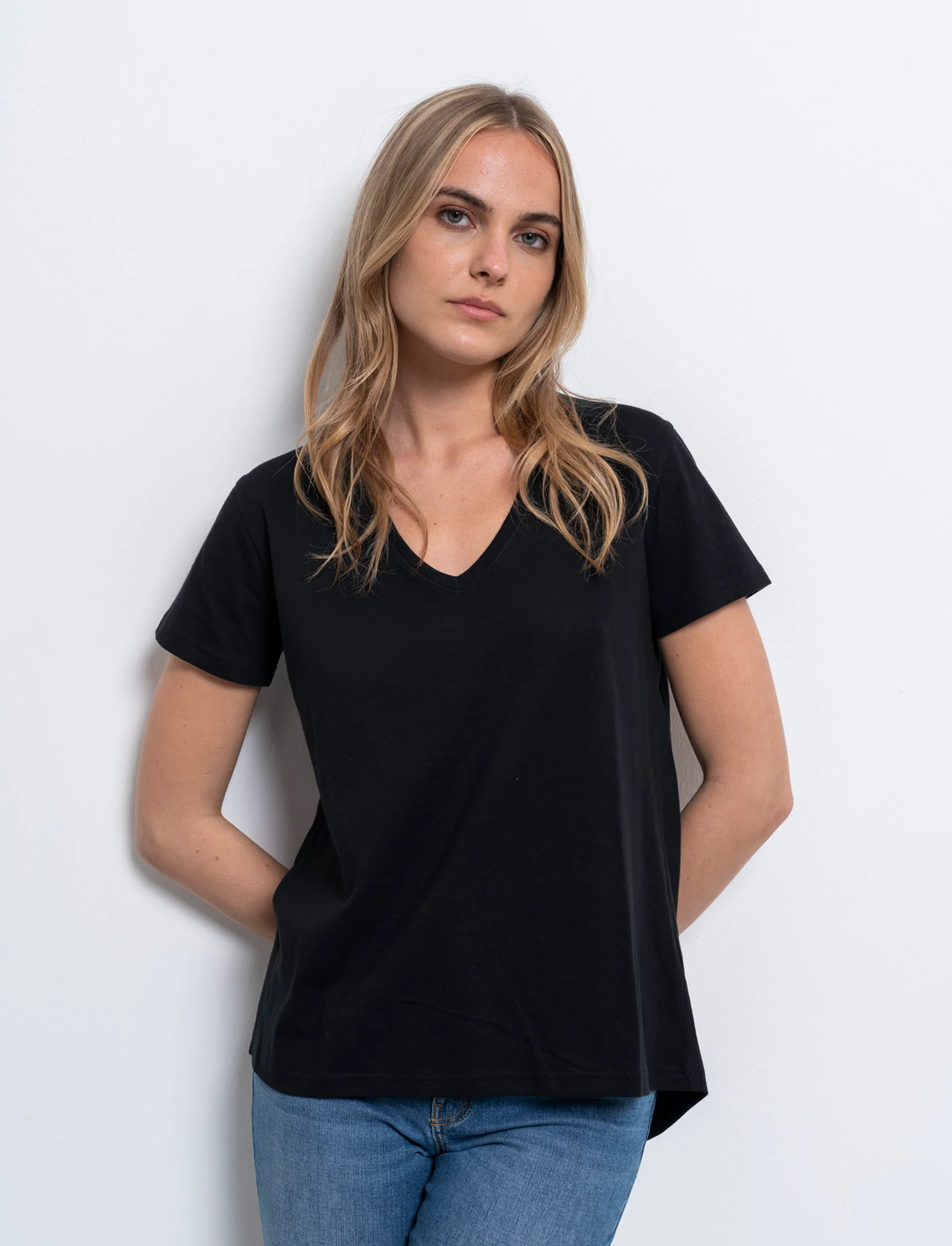 T-shirt scollo a v da donna - Nero - Image 3