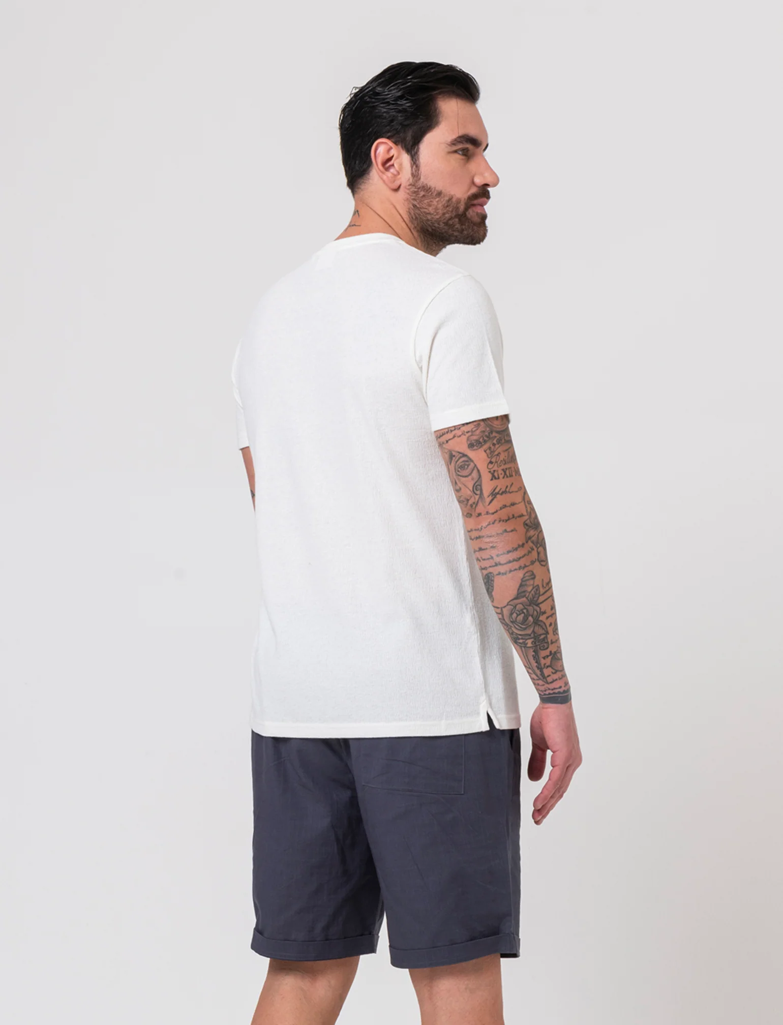 T-shirt serafino struttura jacquard da uomo - Bianco sporco - Image 2