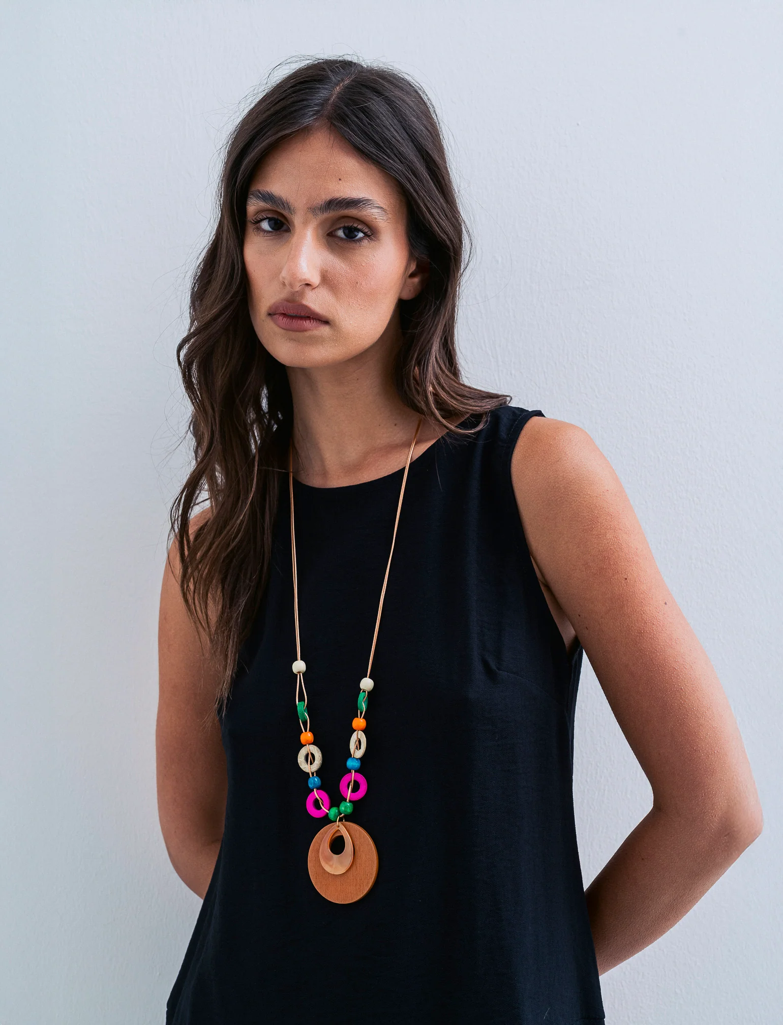 Top con balza e collana - Nero - Image 3