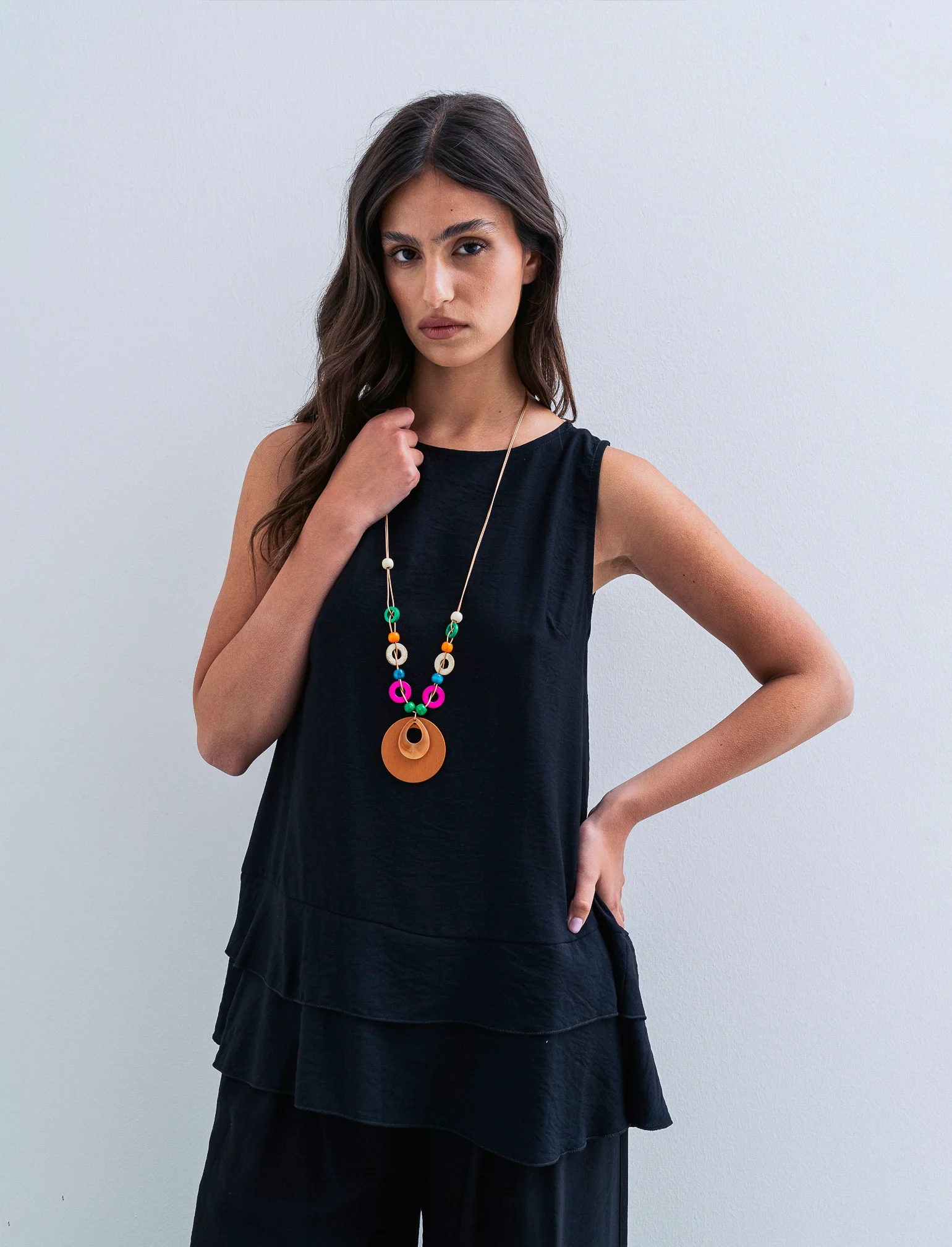 Top con balza e collana - Nero - Image 4