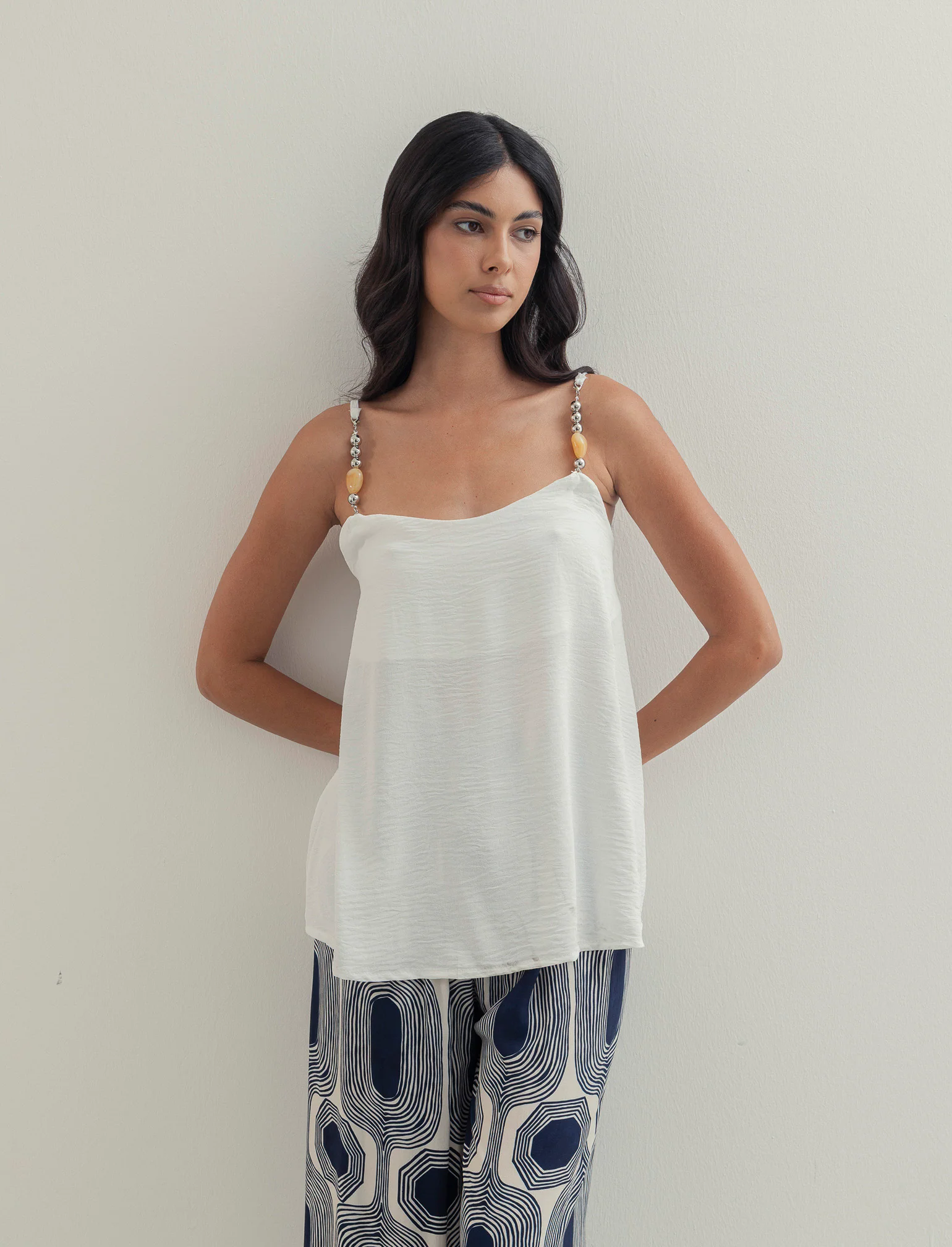 Top con bretelle con accessorio - Bianco