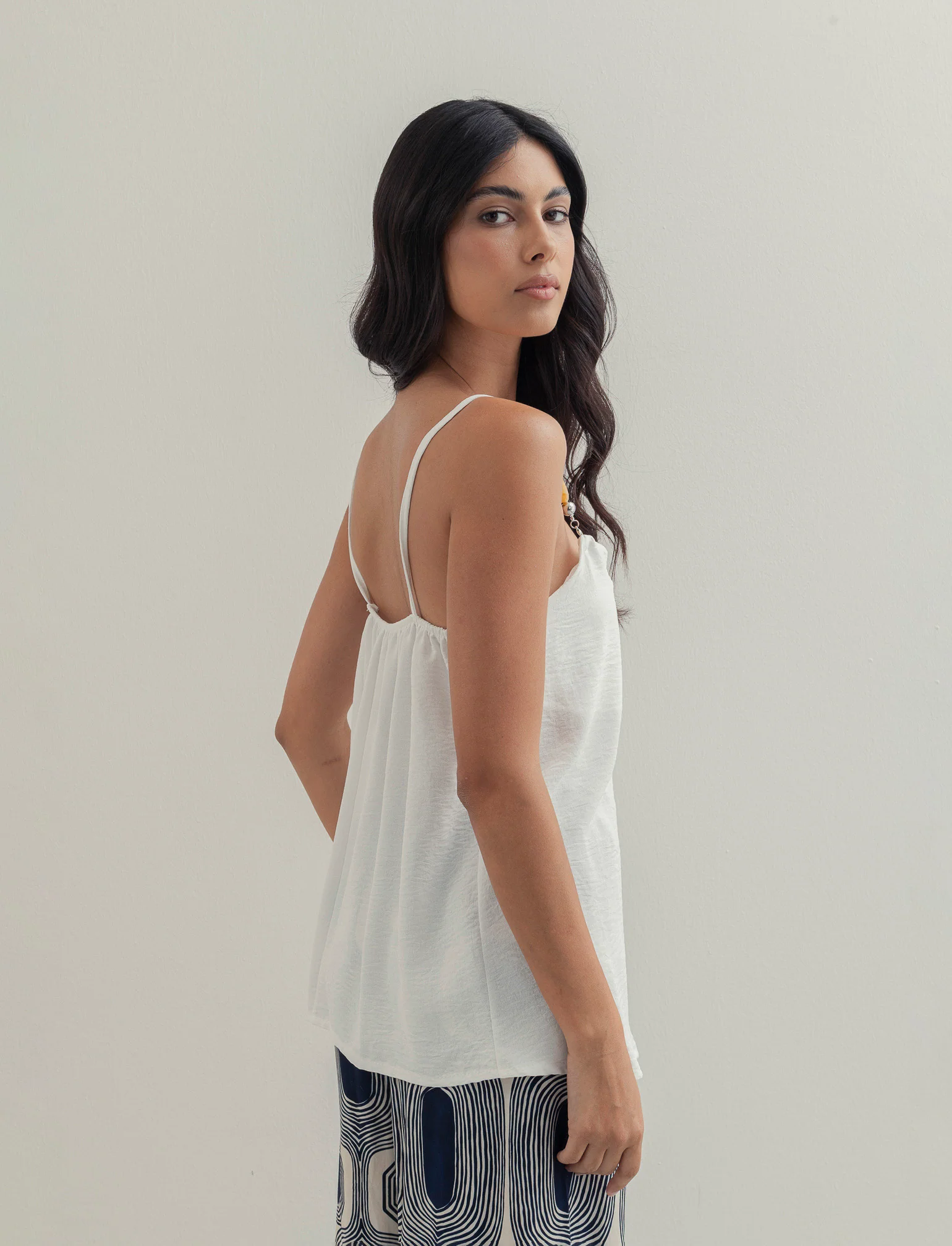 Top con bretelle con accessorio - Bianco - Image 2