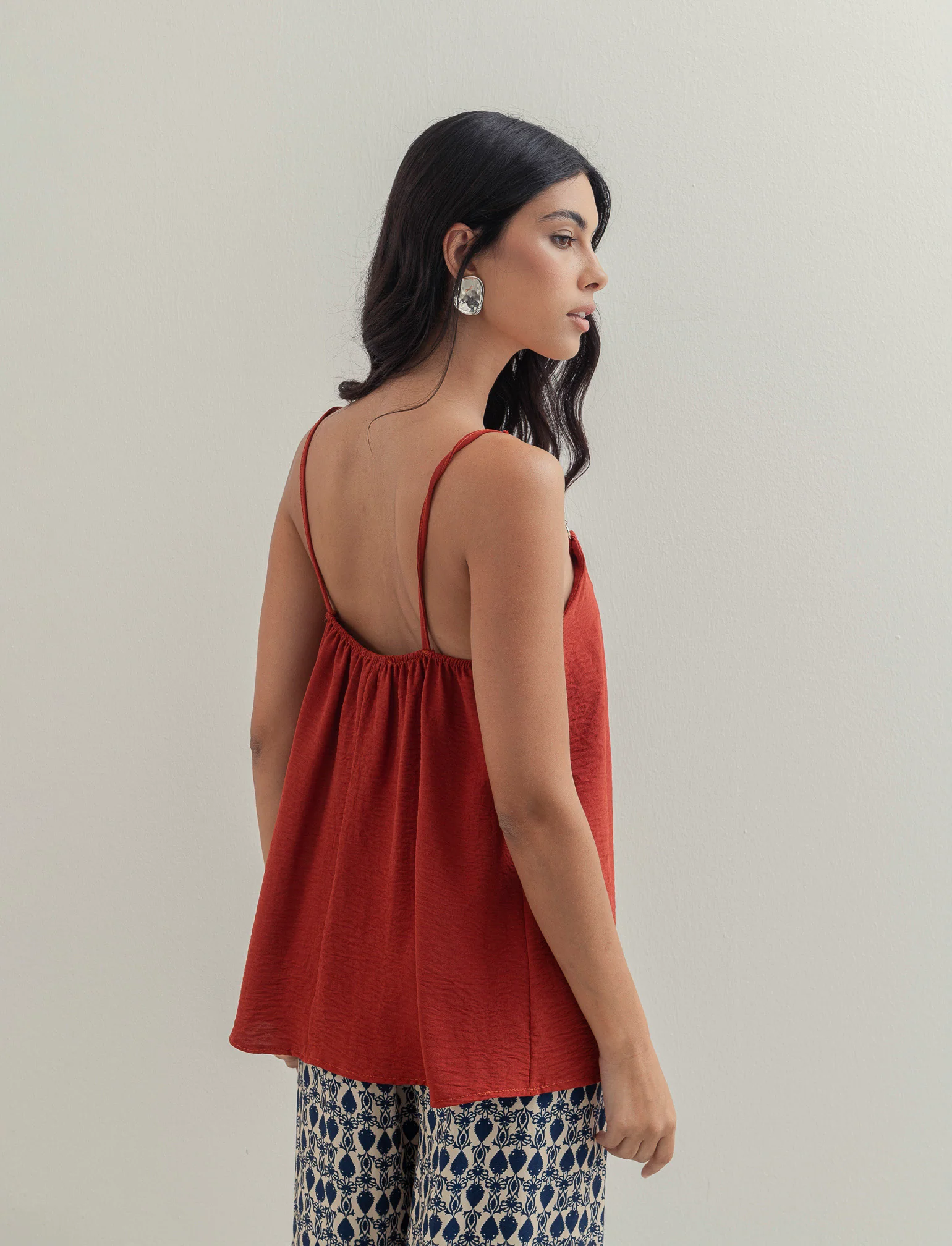 Top con bretelle con accessorio - coccio - Image 2