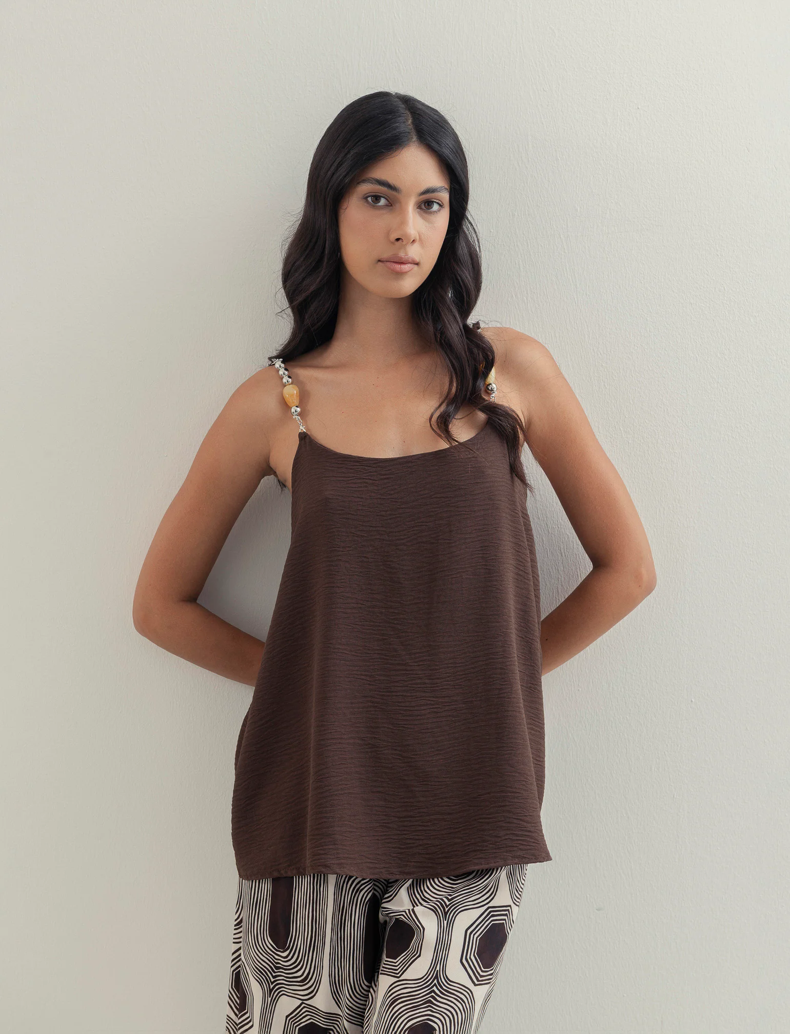 Top con bretelle con accessorio - Moro