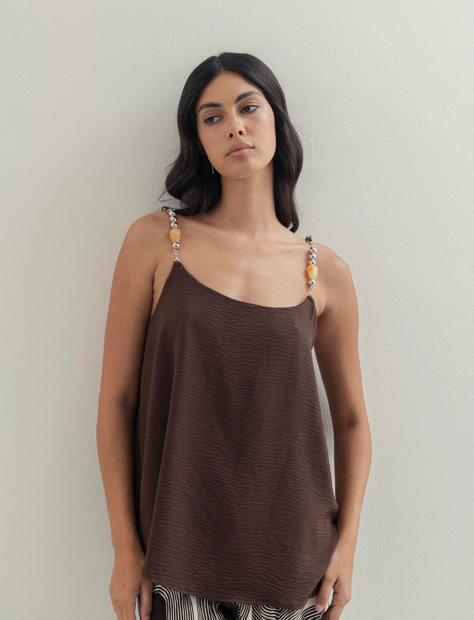 Top con bretelle con accessorio - Moro - Image 2