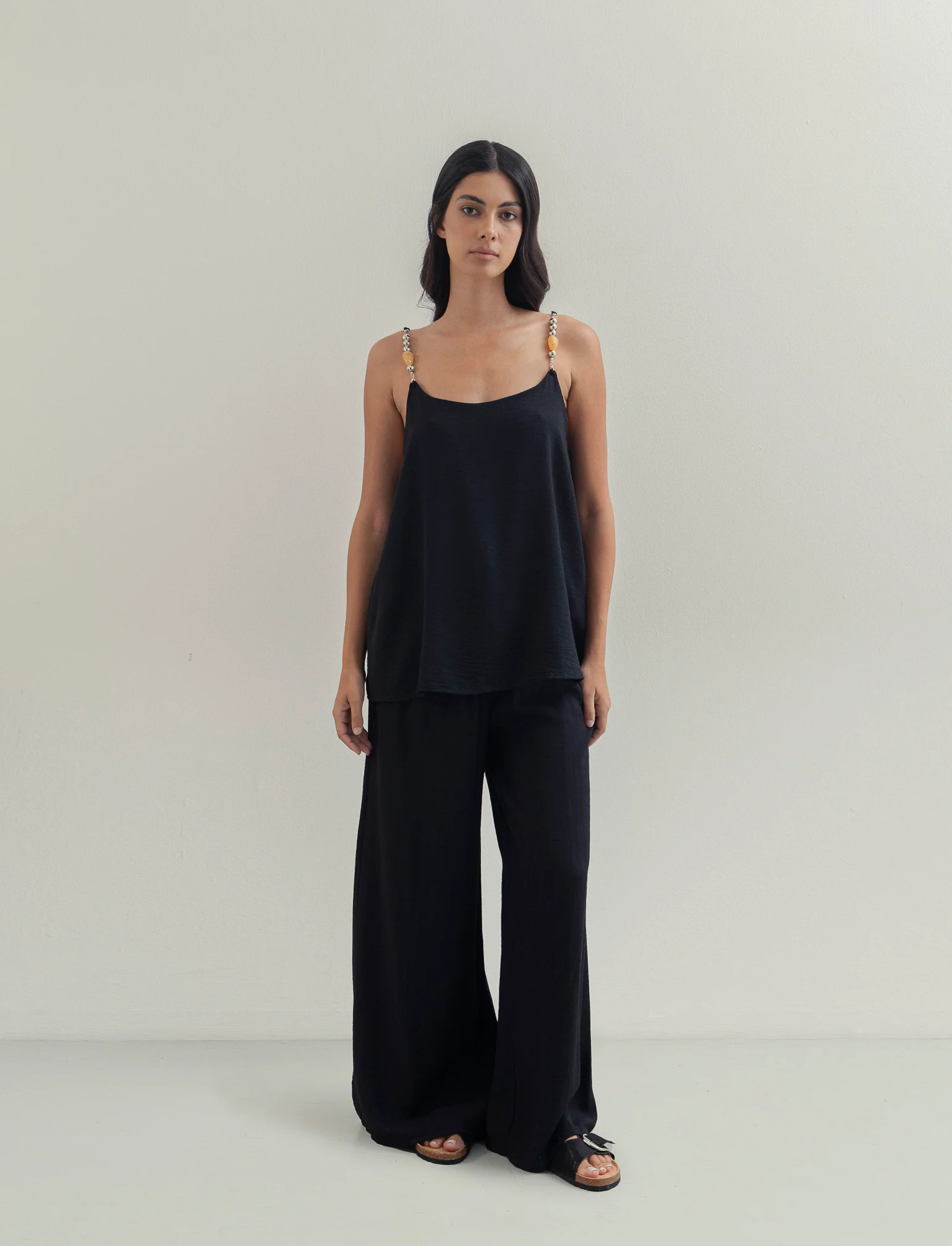 Top con bretelle con accessorio - Nero - Image 2