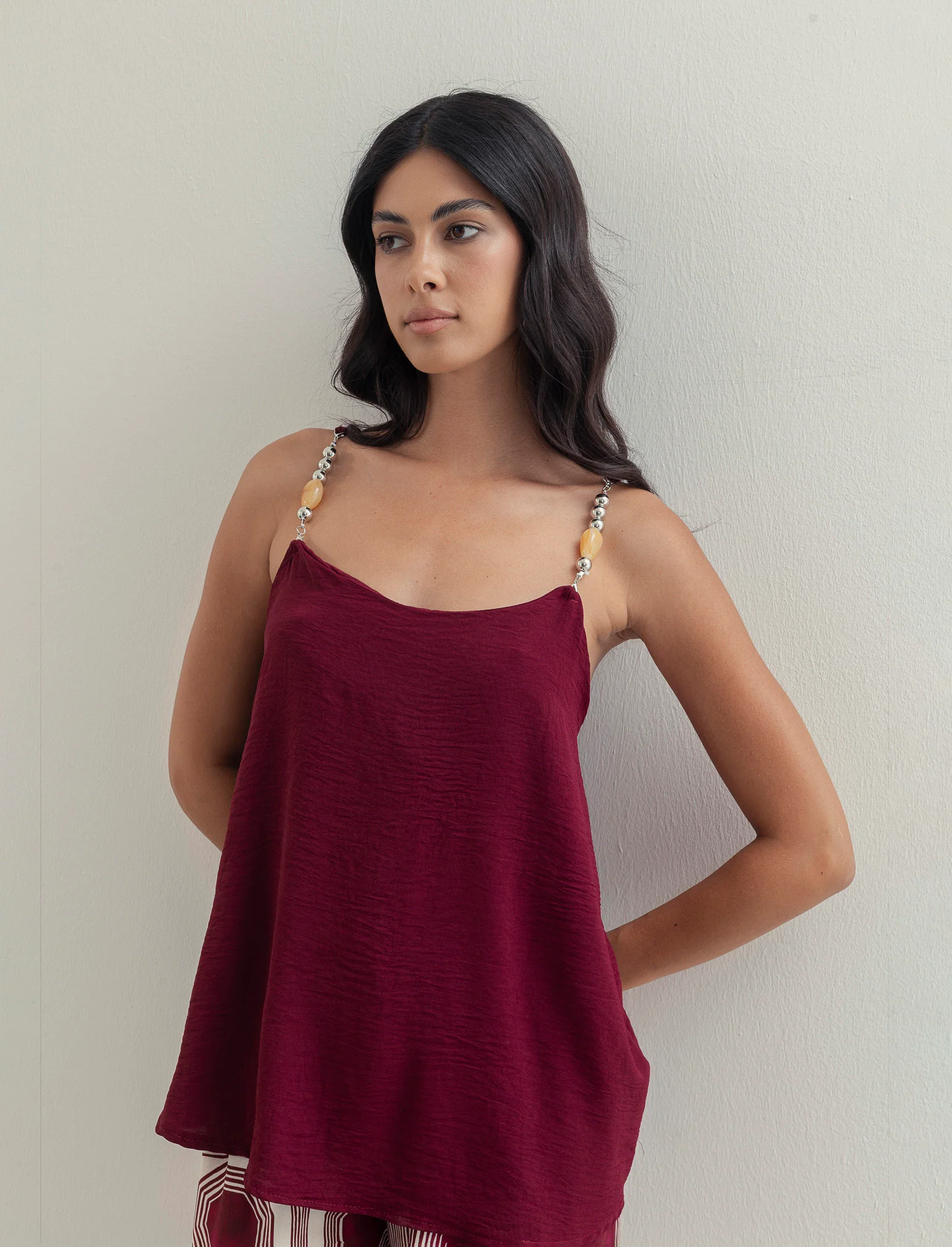 Top con bretelle con accessorio - Rosso india