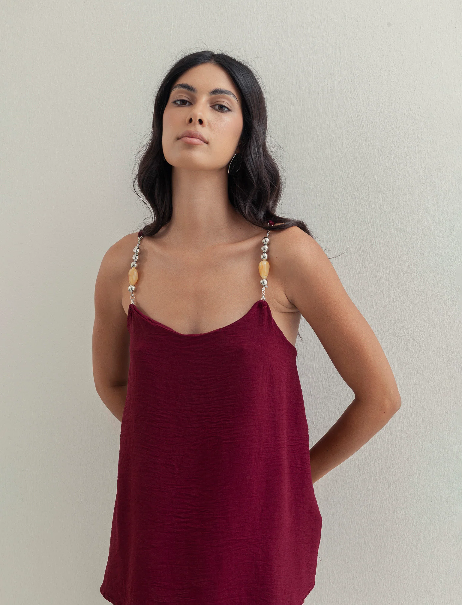 Top con bretelle con accessorio - Rosso india - Image 2