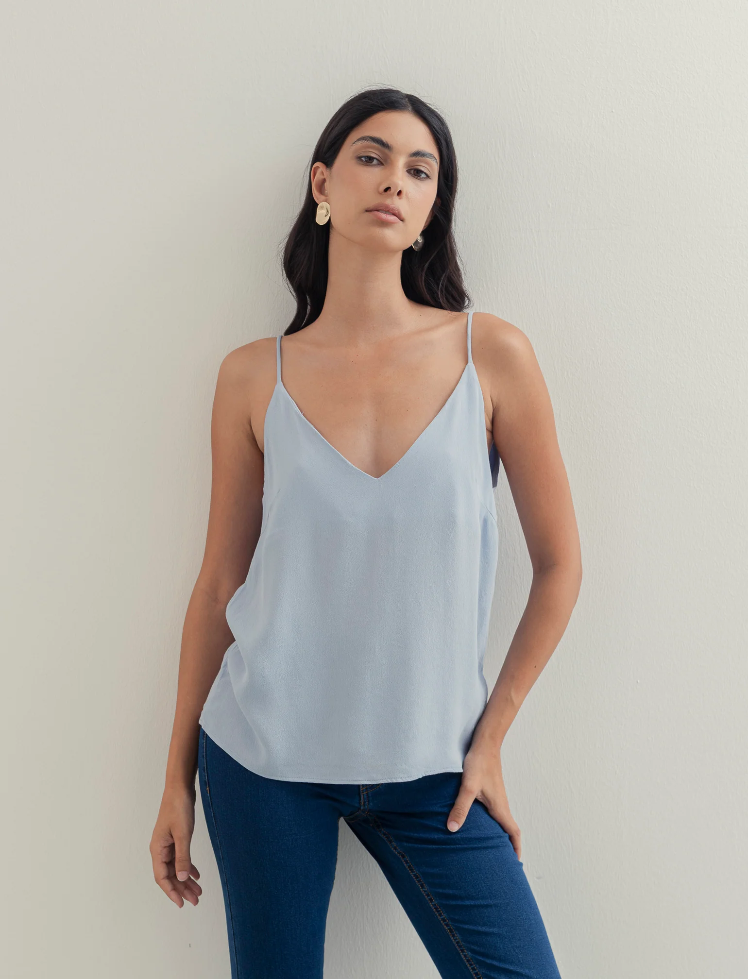 TOP CON SCOLLO A V - Celeste - Image 3